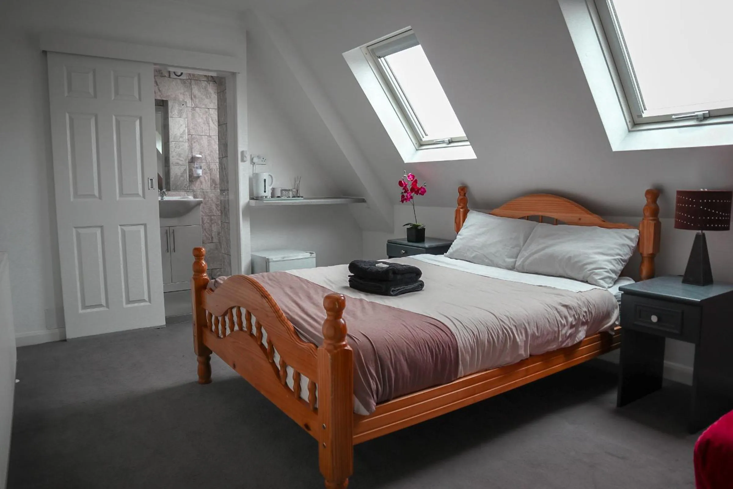 Bathroom, Bed in Hotel 261