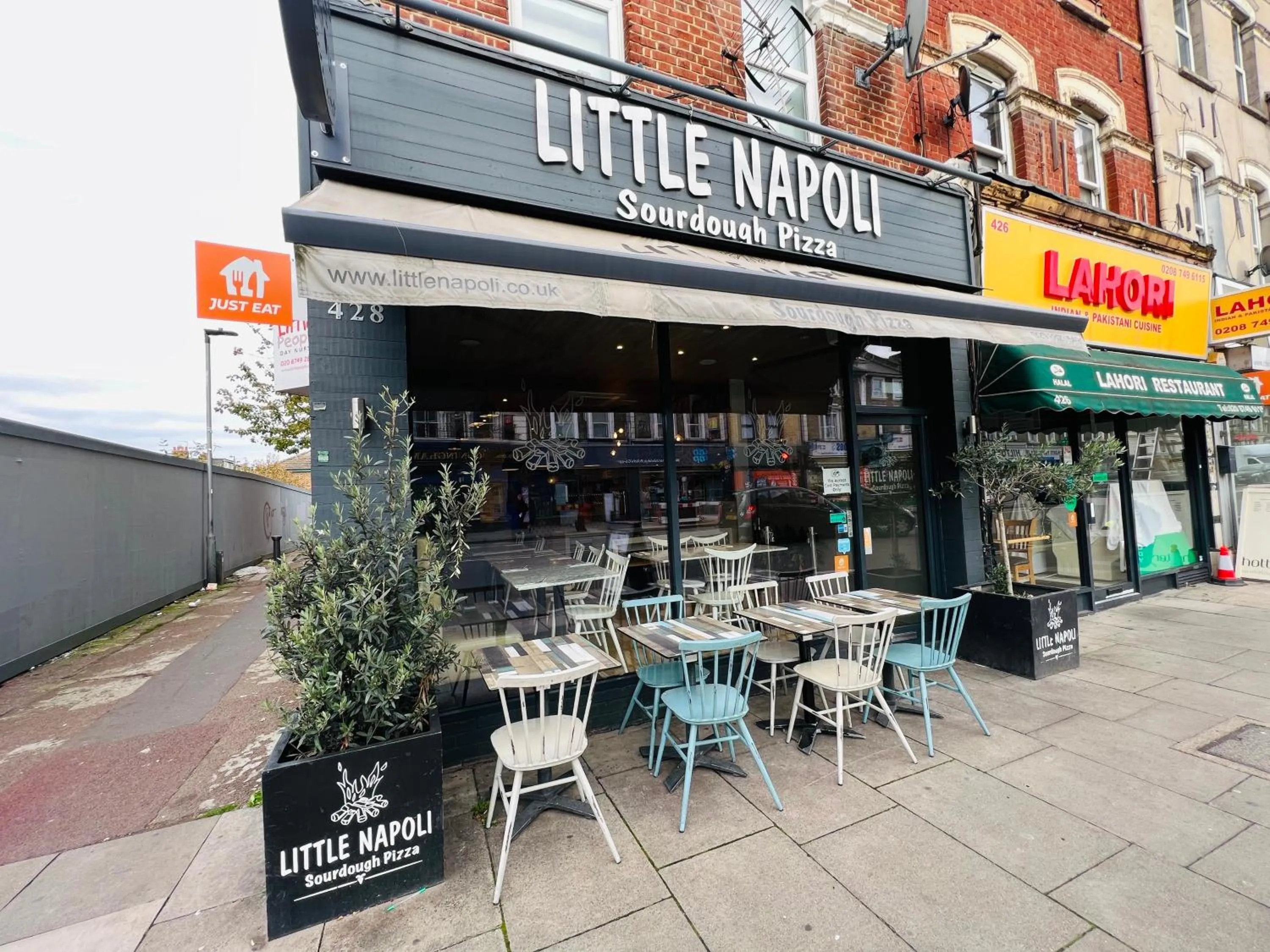 Restaurant/places to eat in Hotel 261