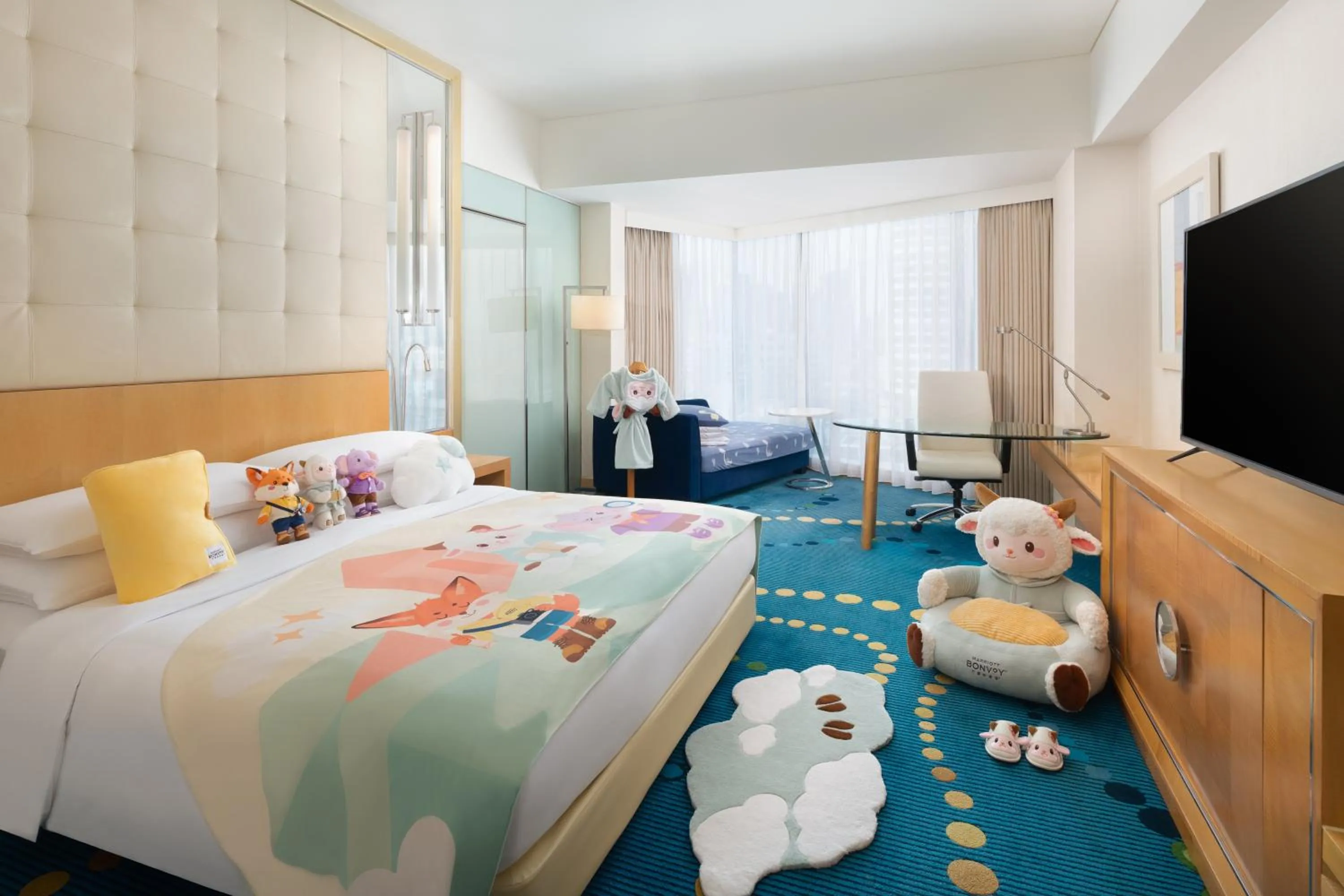 Bed in Renaissance Shanghai Yu Garden Hotel on the Bund by Nanjing Road