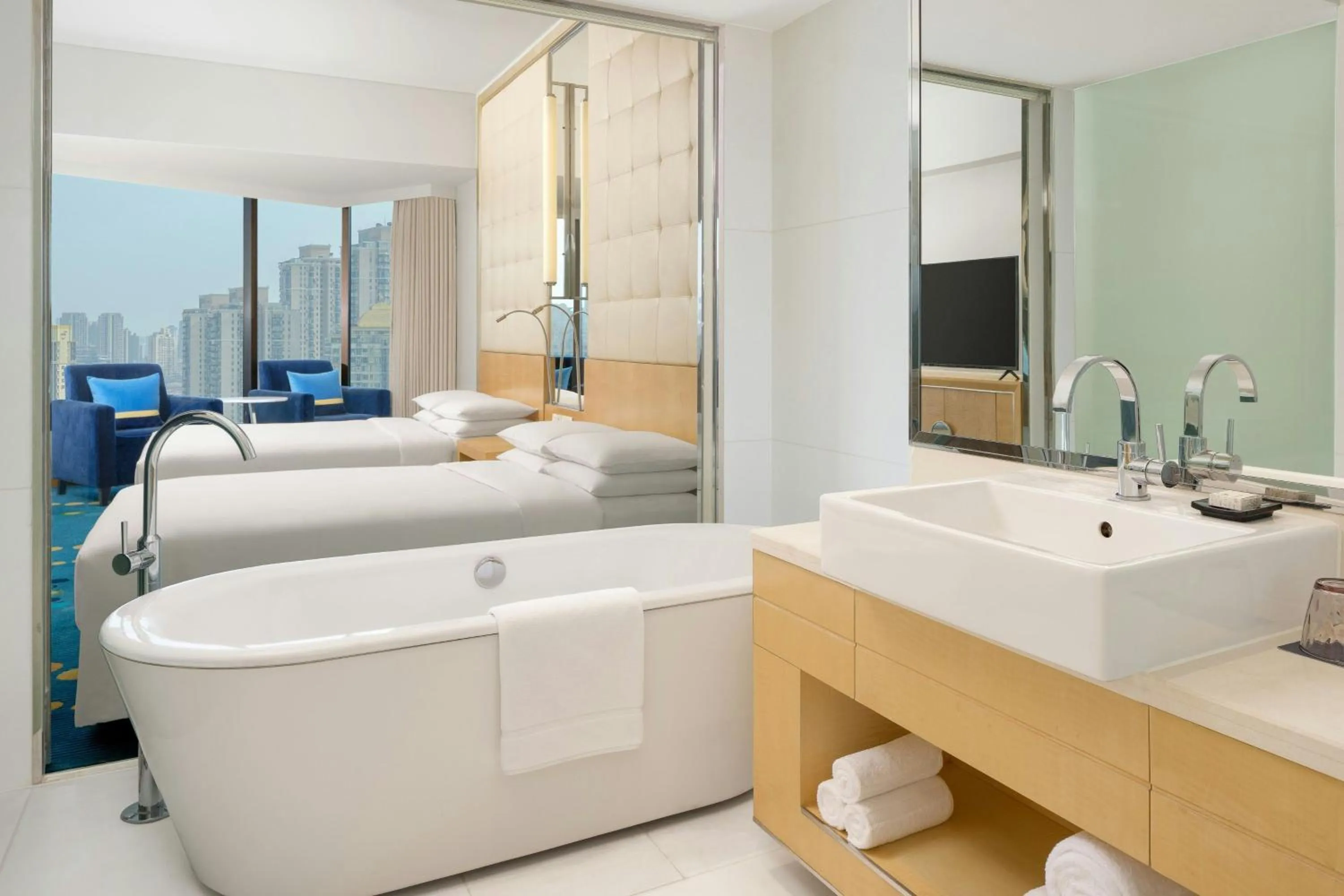 Photo of the whole room, Bed in Renaissance Shanghai Yu Garden Hotel on the Bund