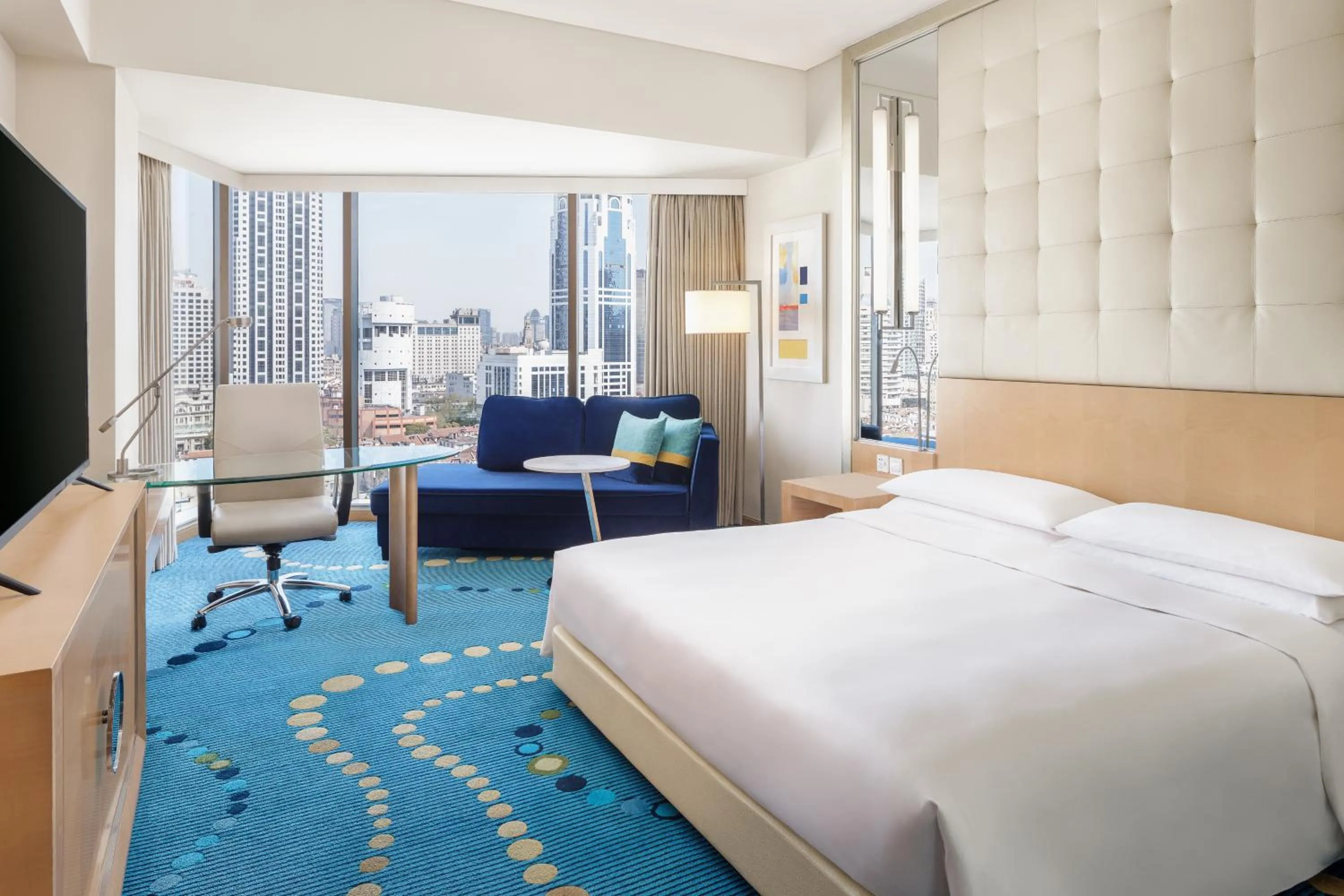 Photo of the whole room, Bed in Renaissance Shanghai Yu Garden Hotel on the Bund