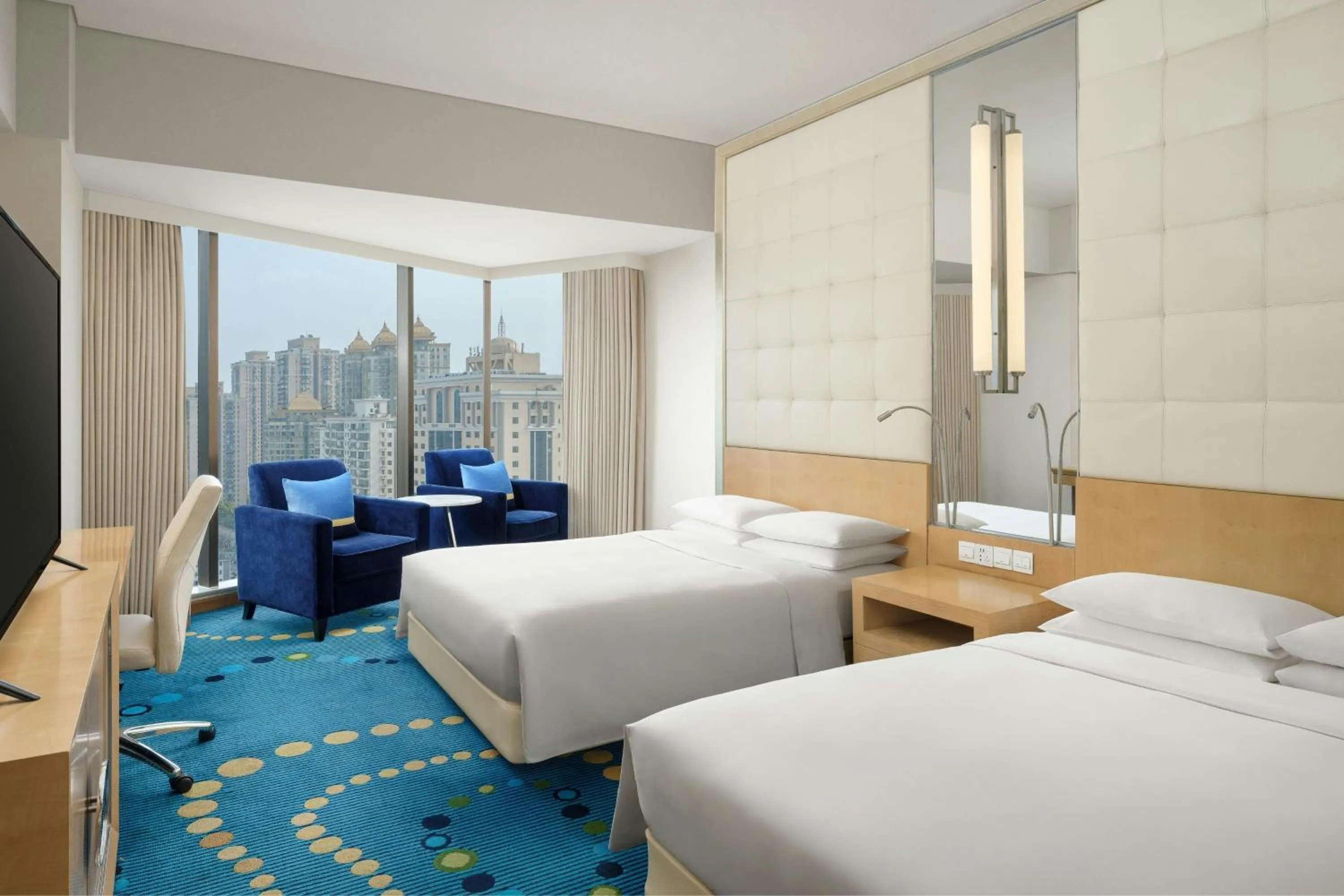 Photo of the whole room, Bed in Renaissance Shanghai Yu Garden Hotel on the Bund