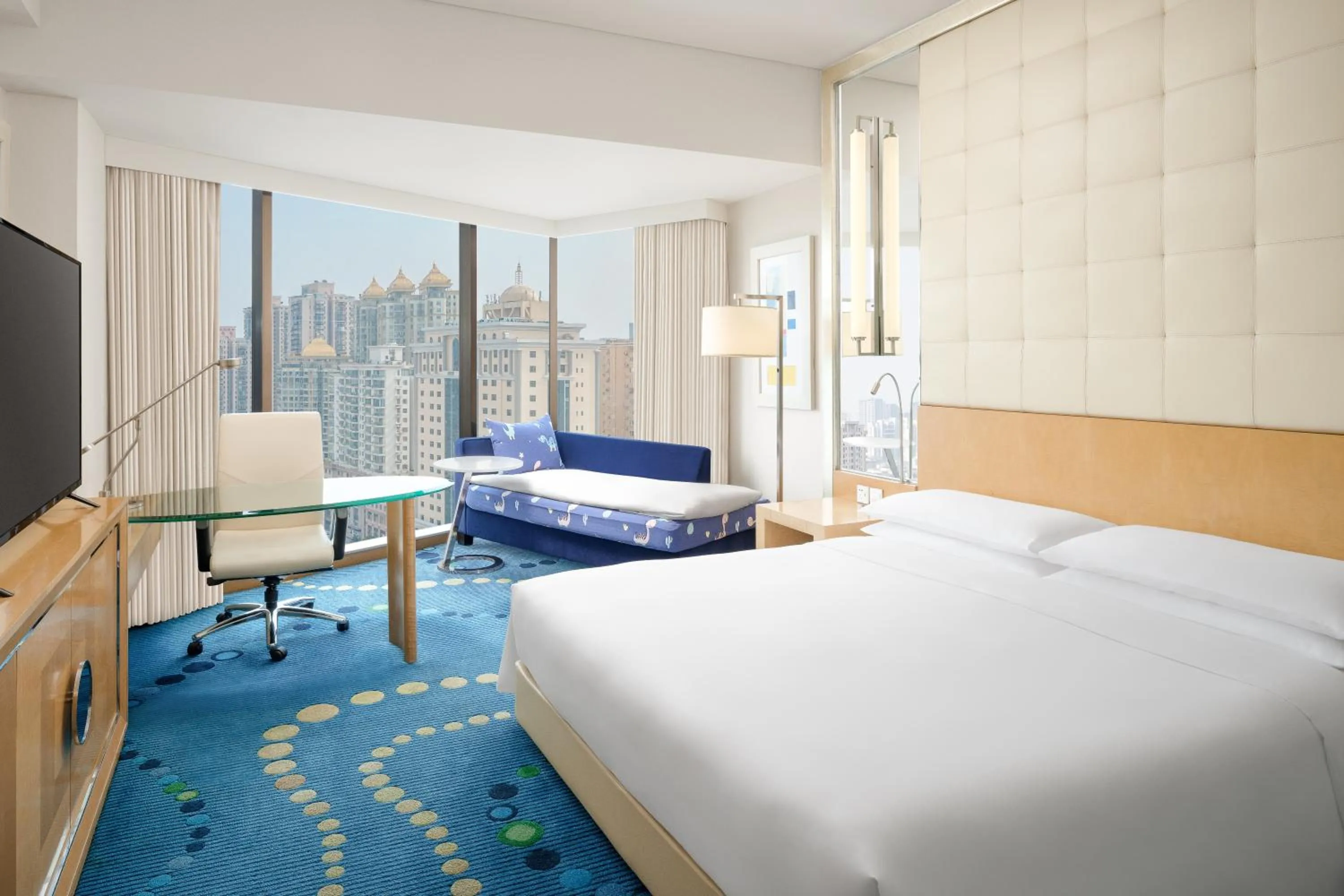 View (from property/room), Bed in Renaissance Shanghai Yu Garden Hotel on the Bund