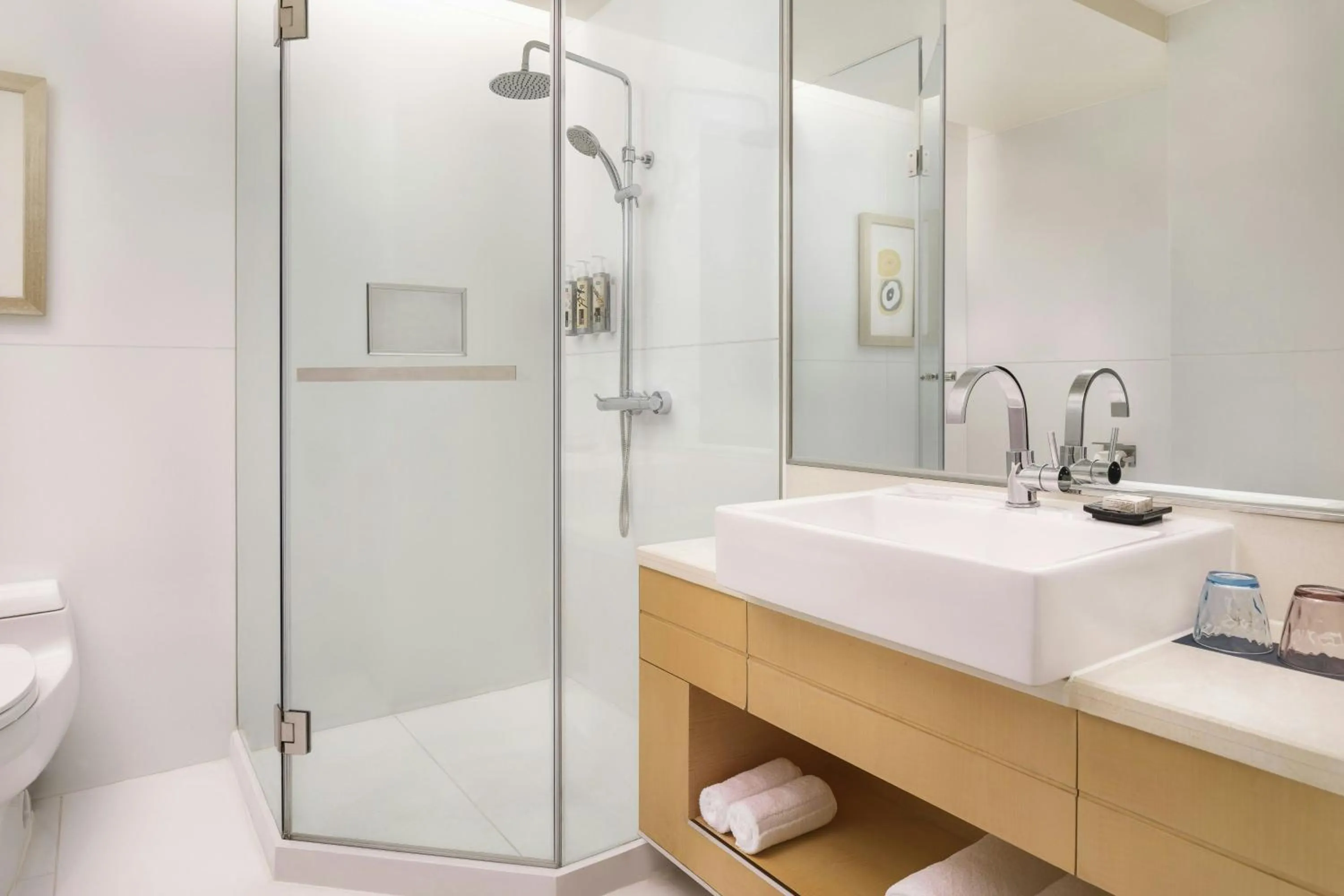 Photo of the whole room in Renaissance Shanghai Yu Garden Hotel on the Bund