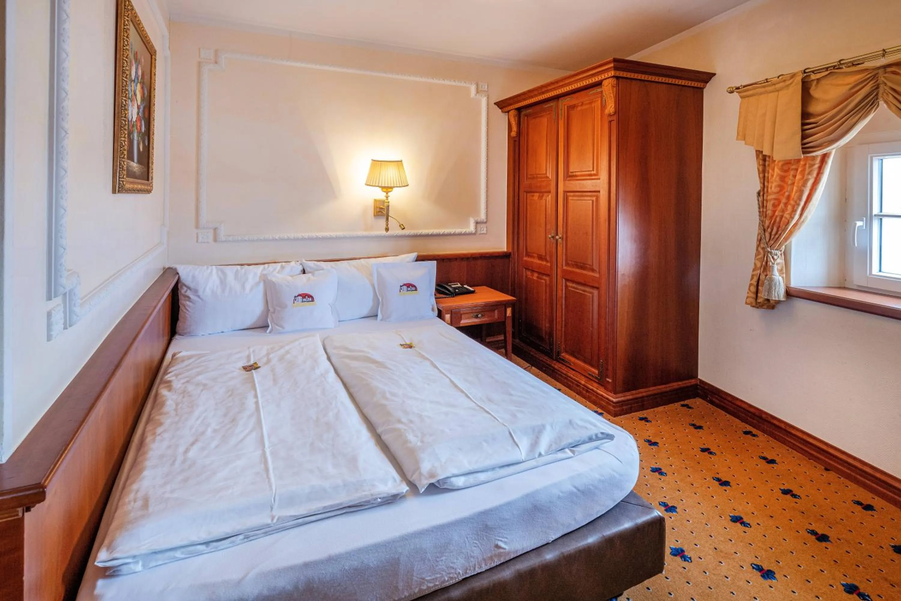 Bed in Schloss Hotel Wasserburg