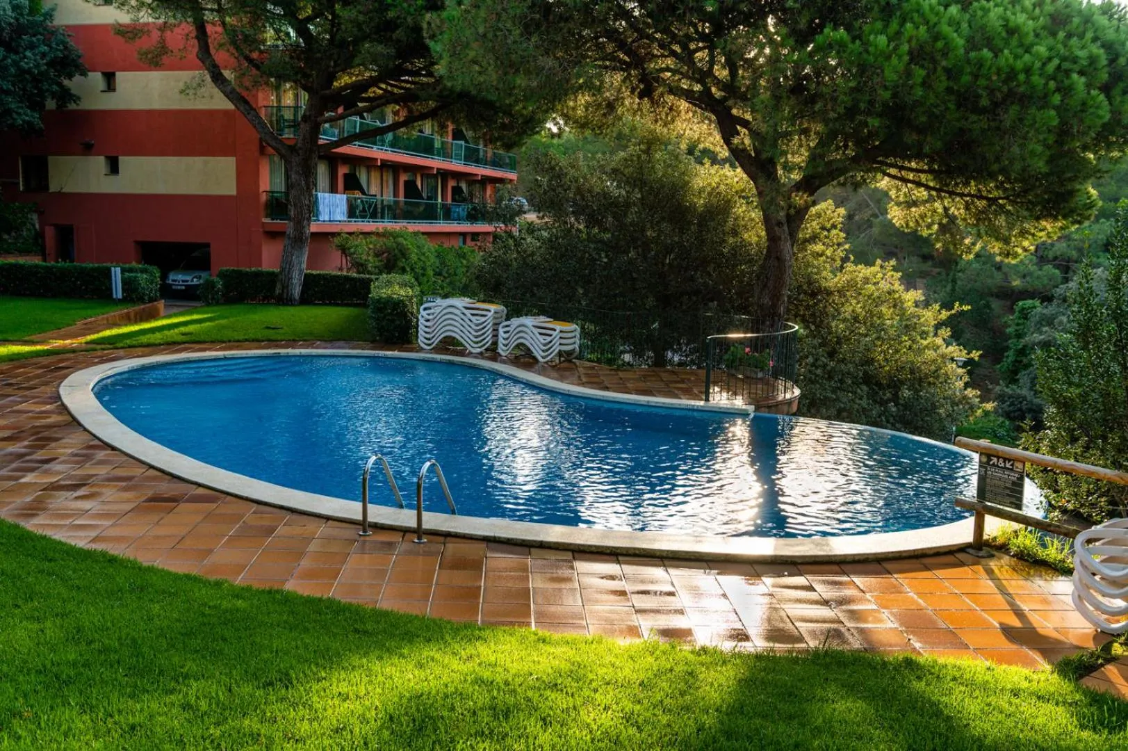 Swimming pool in Albamar Apartaments