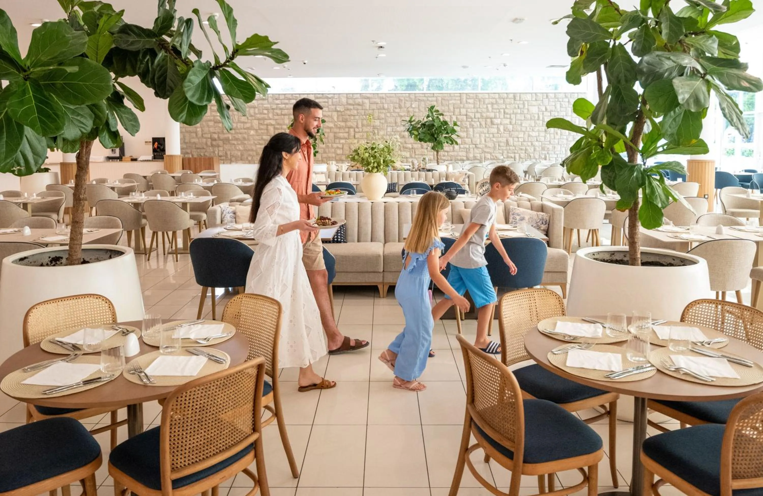 Restaurant/places to eat in Bluesun Hotel Elaphusa