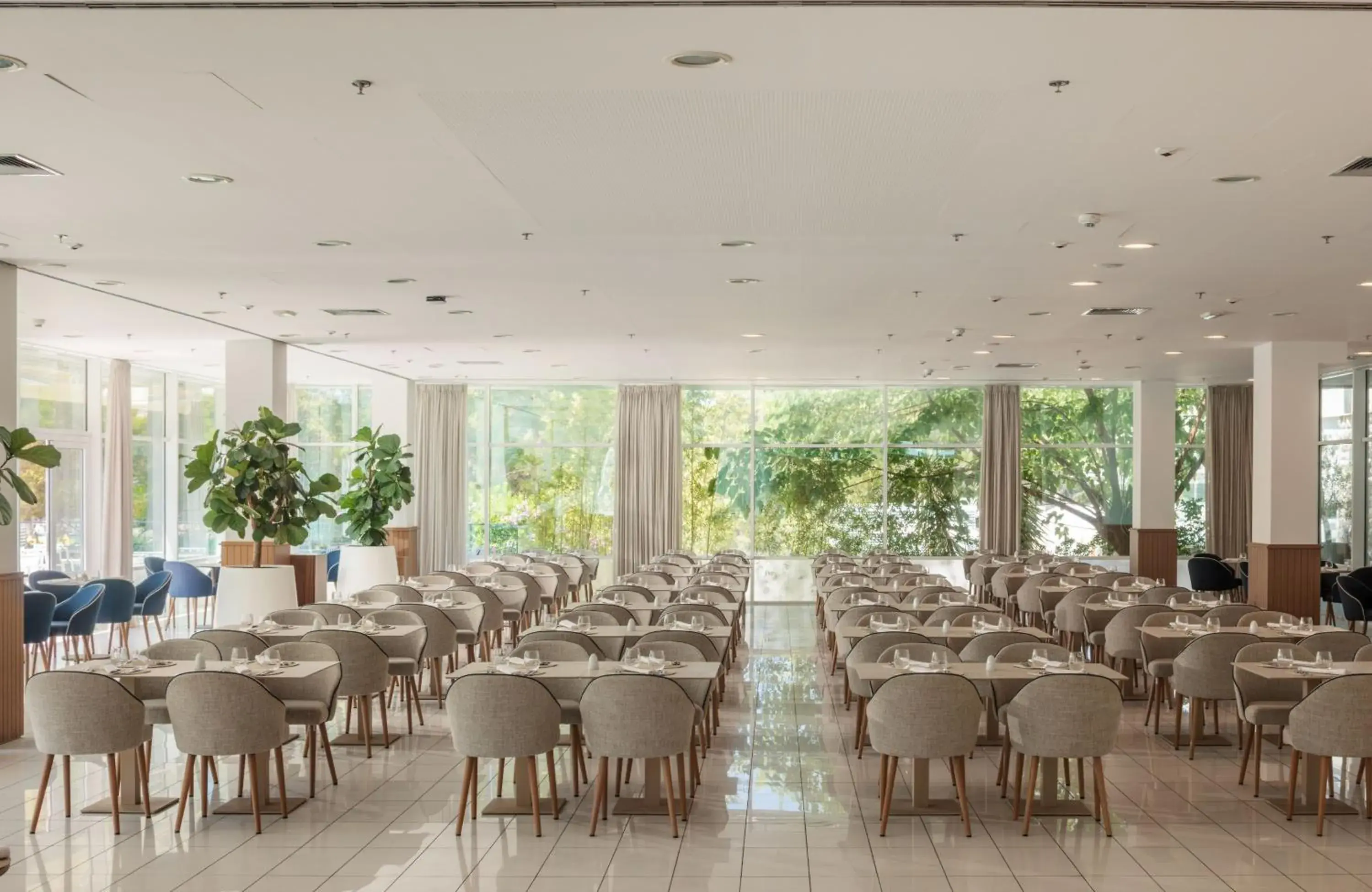 Restaurant/places to eat in Bluesun Hotel Elaphusa Restaurant/places to eat in Bluesun Hotel Elaphusa