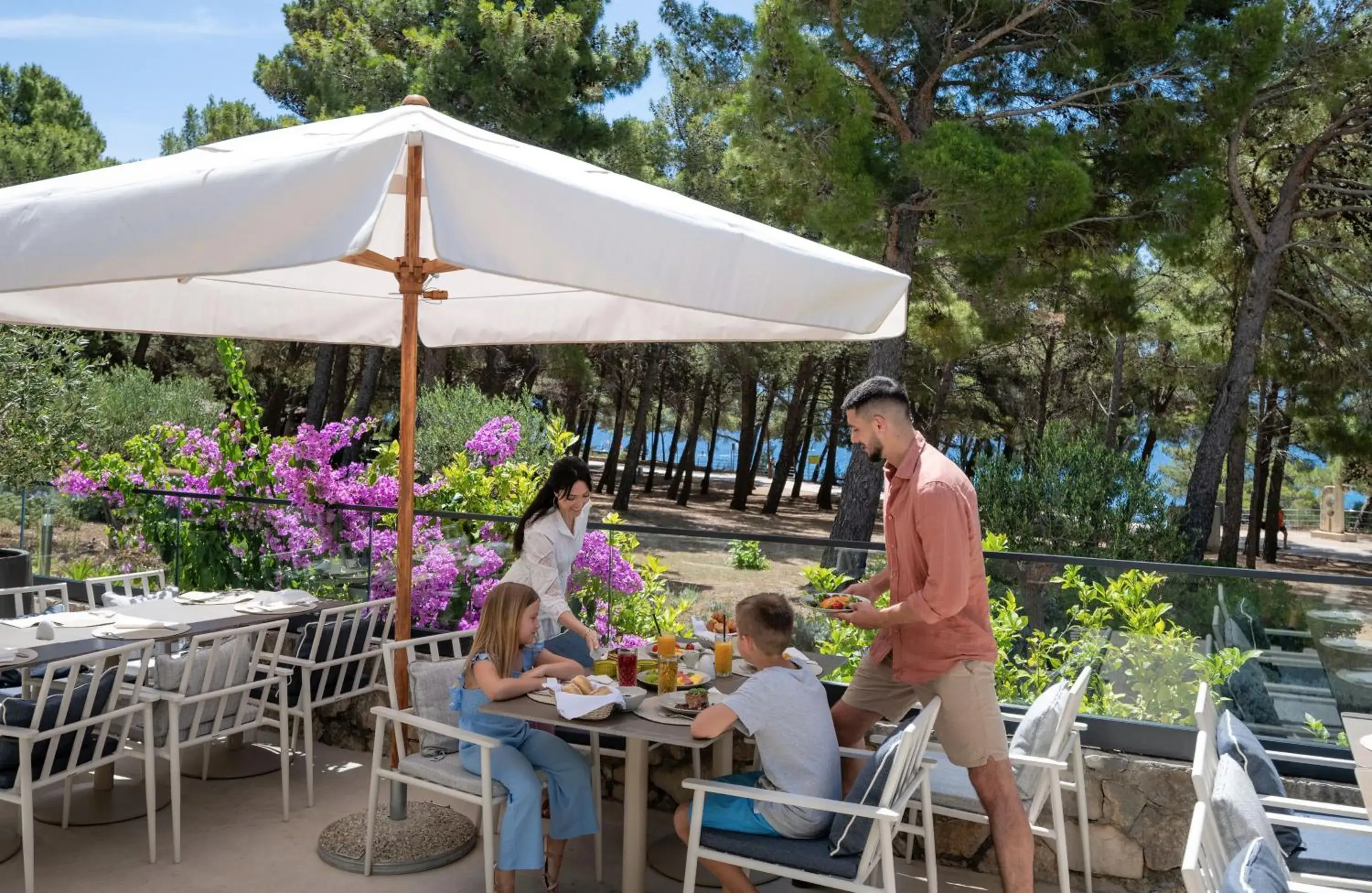 Restaurant/places to eat in Bluesun Hotel Elaphusa Restaurant/places to eat in Bluesun Hotel Elaphusa