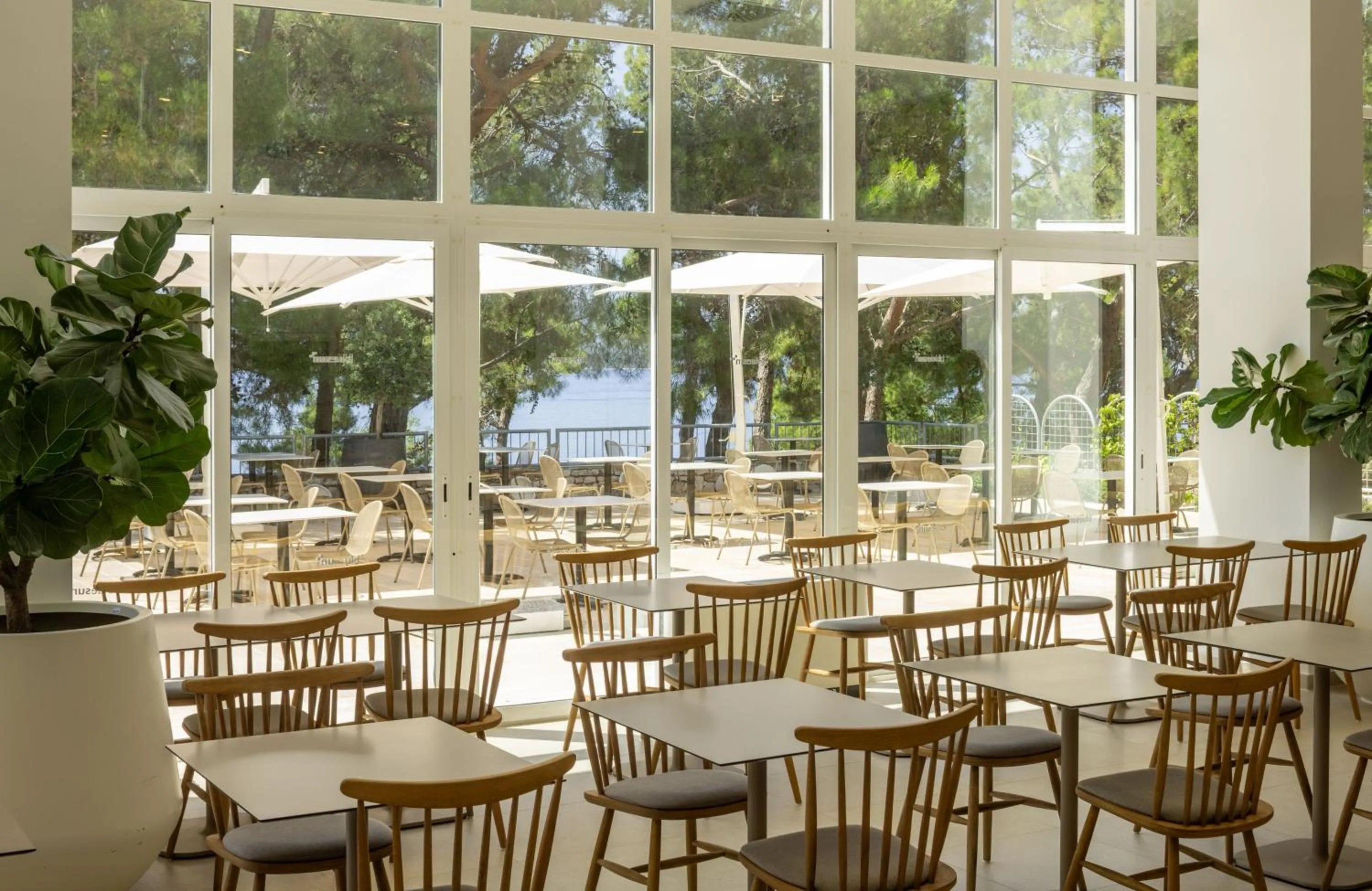 Restaurant/places to eat in Bluesun Hotel Borak