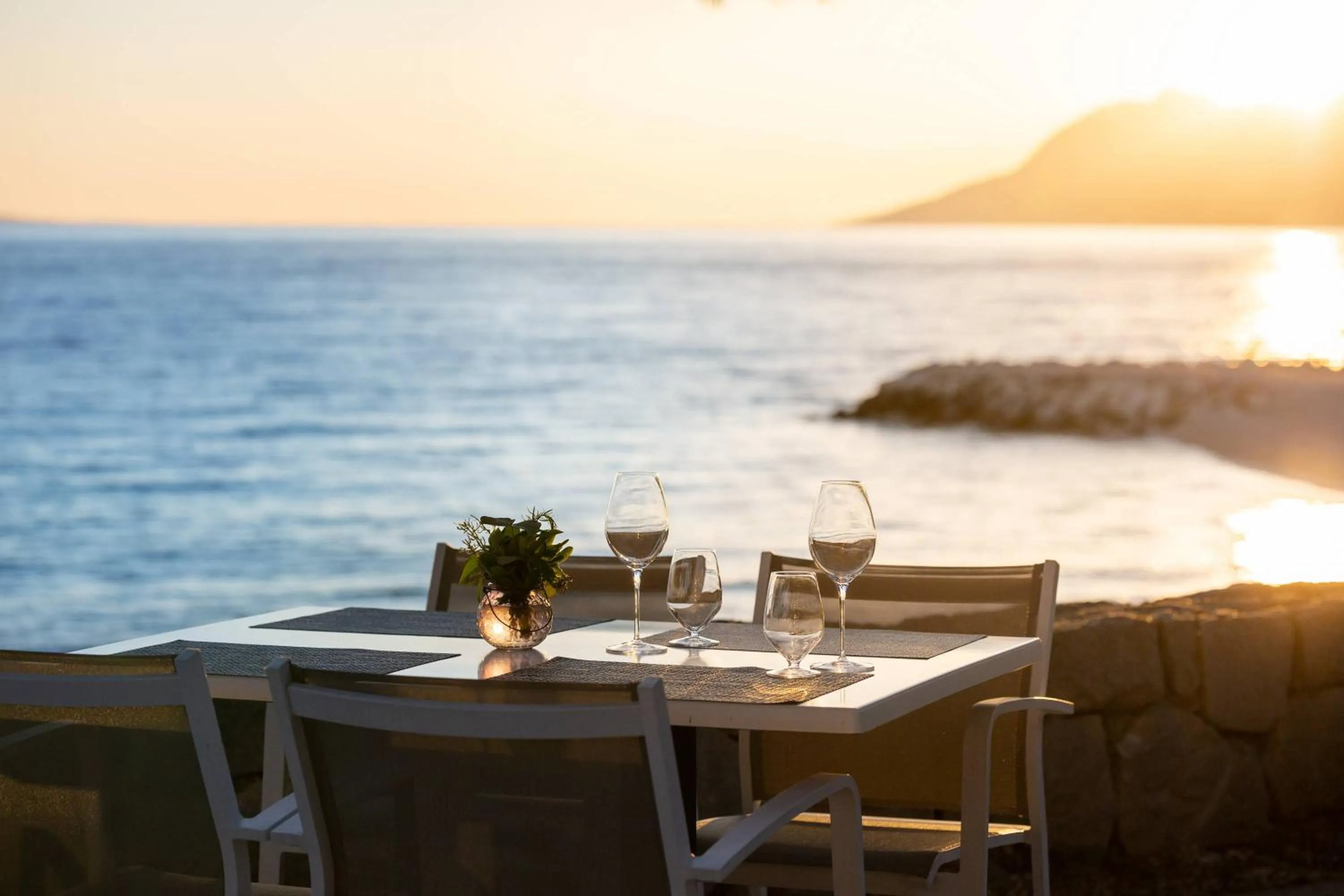 Restaurant/places to eat in Bluesun hotel Berulia