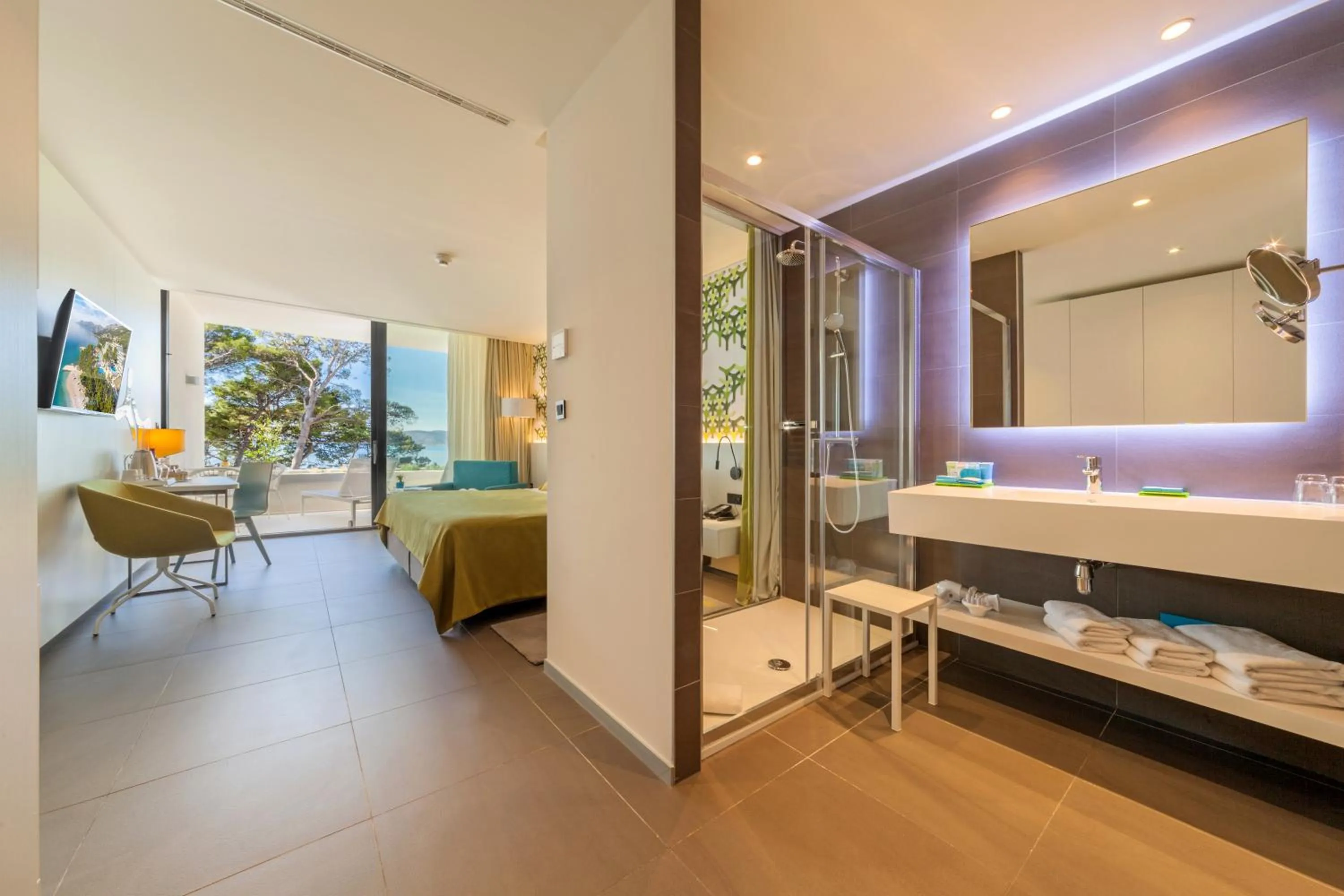 Bathroom, Bed in Bluesun hotel Berulia