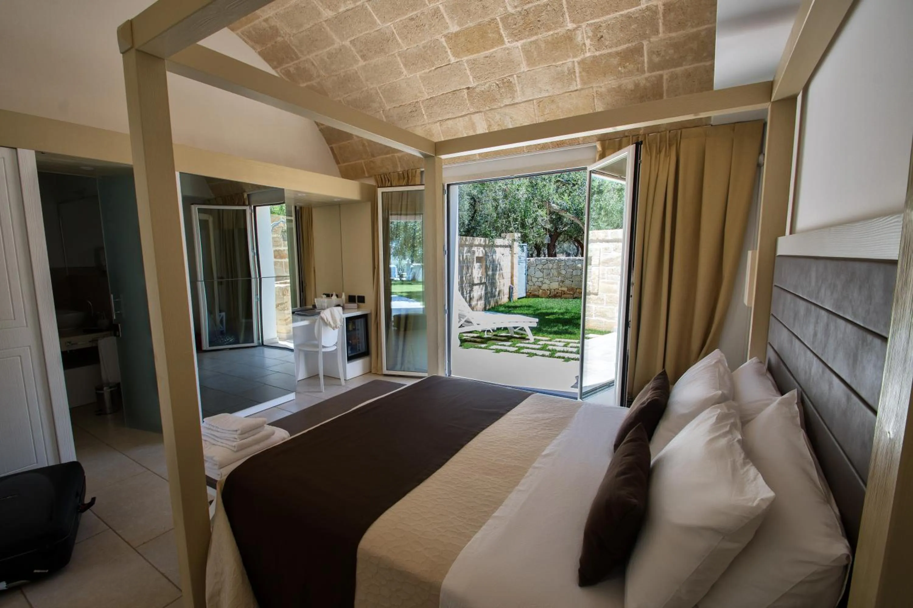 Bed in Masseria Muntibianchi AgriResort Restaurant & SPA