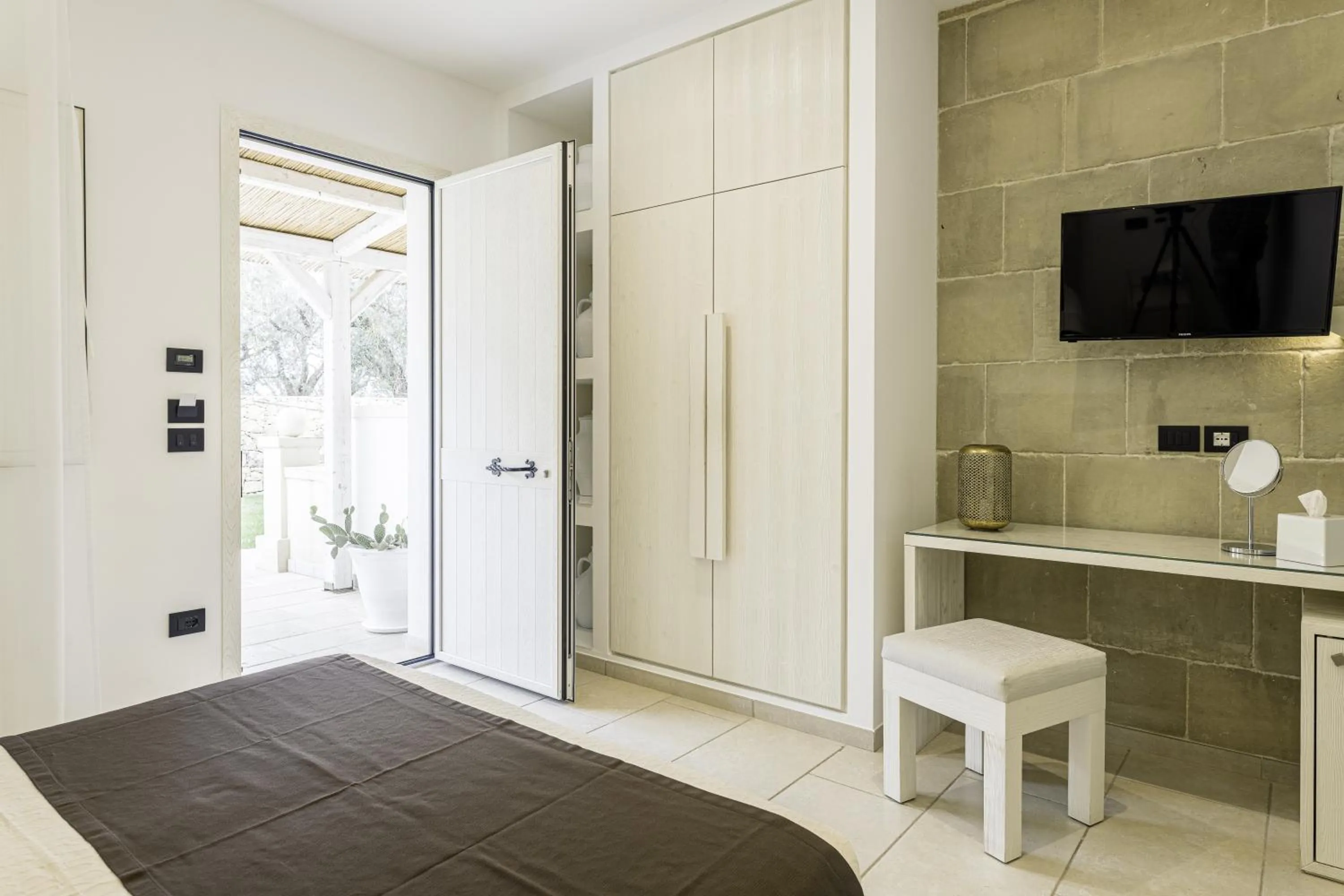 Patio, Bed in Masseria Muntibianchi AgriResort Restaurant & SPA