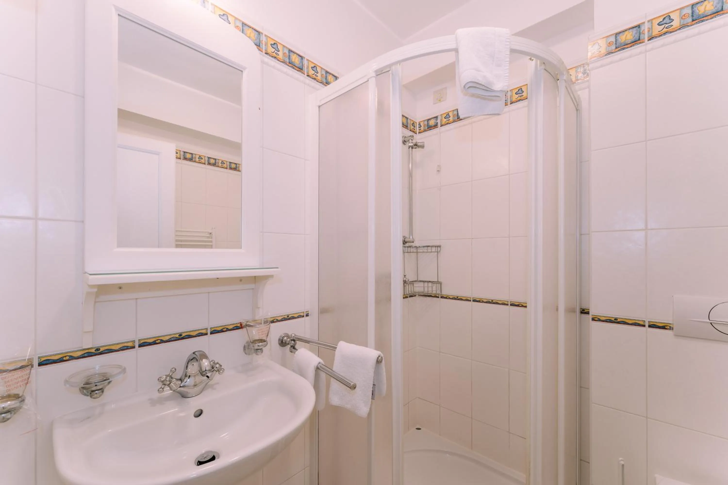 Shower in Hotel Abalone