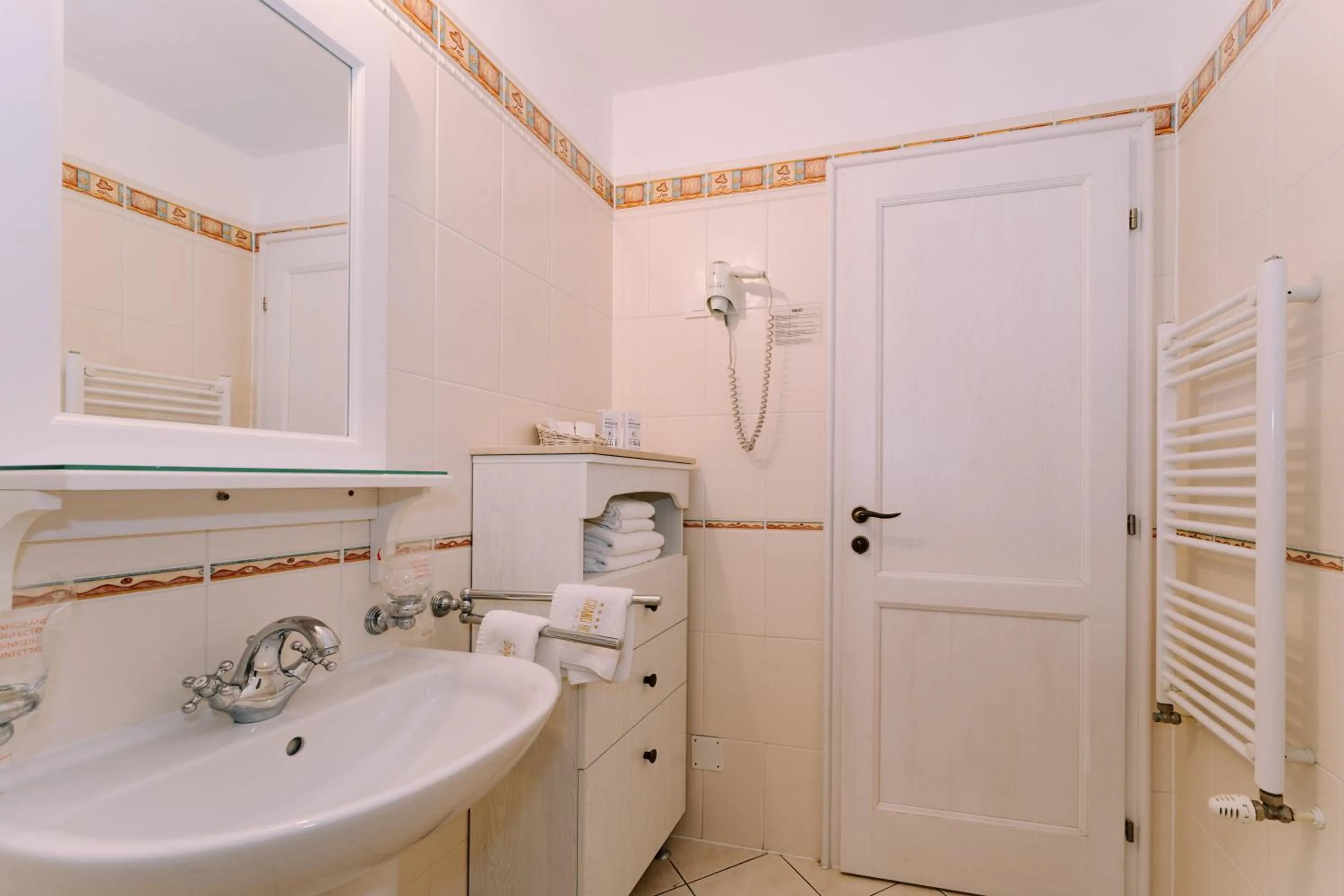 Shower in Hotel Abalone