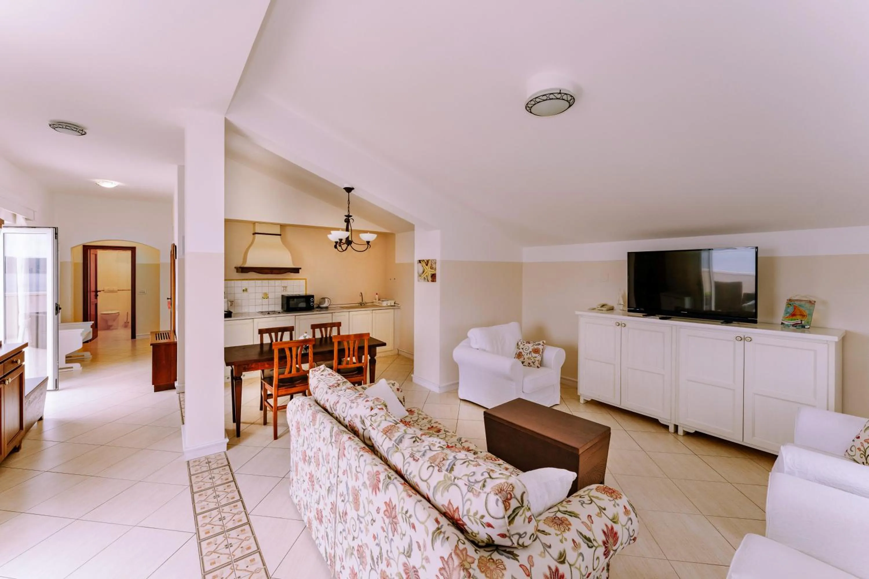 TV and multimedia in Hotel Abalone