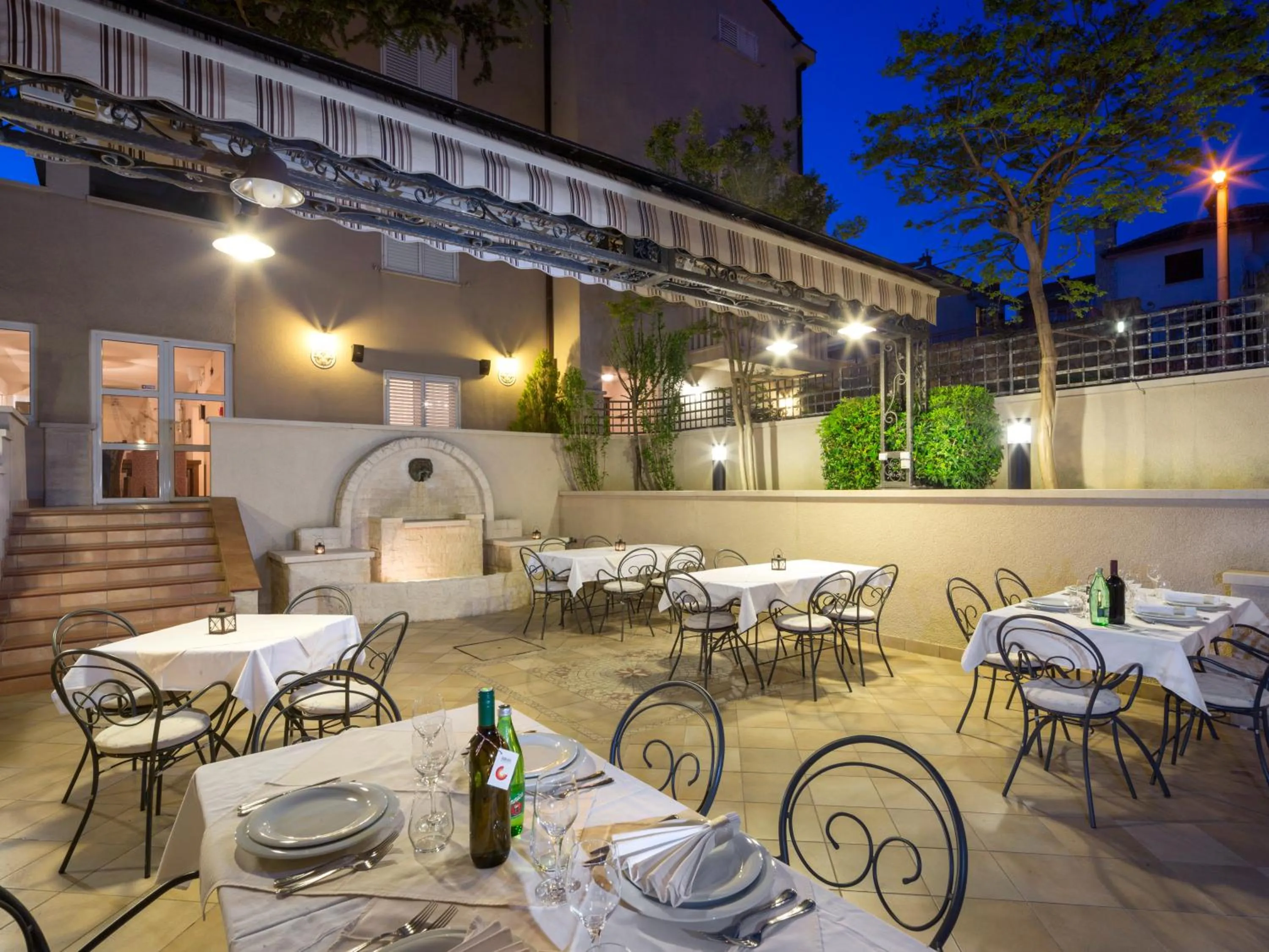 Restaurant/places to eat in Hotel Abalone