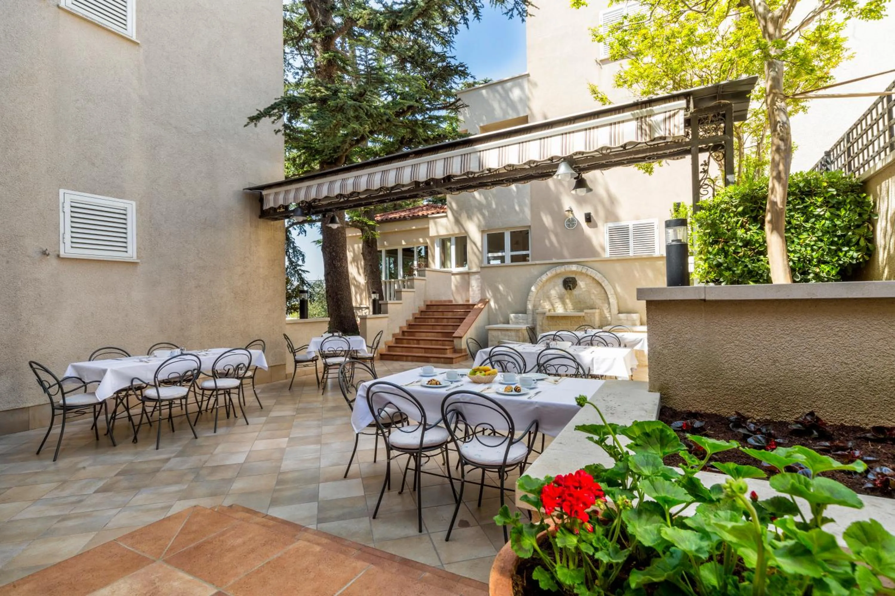 Restaurant/places to eat in Hotel Abalone