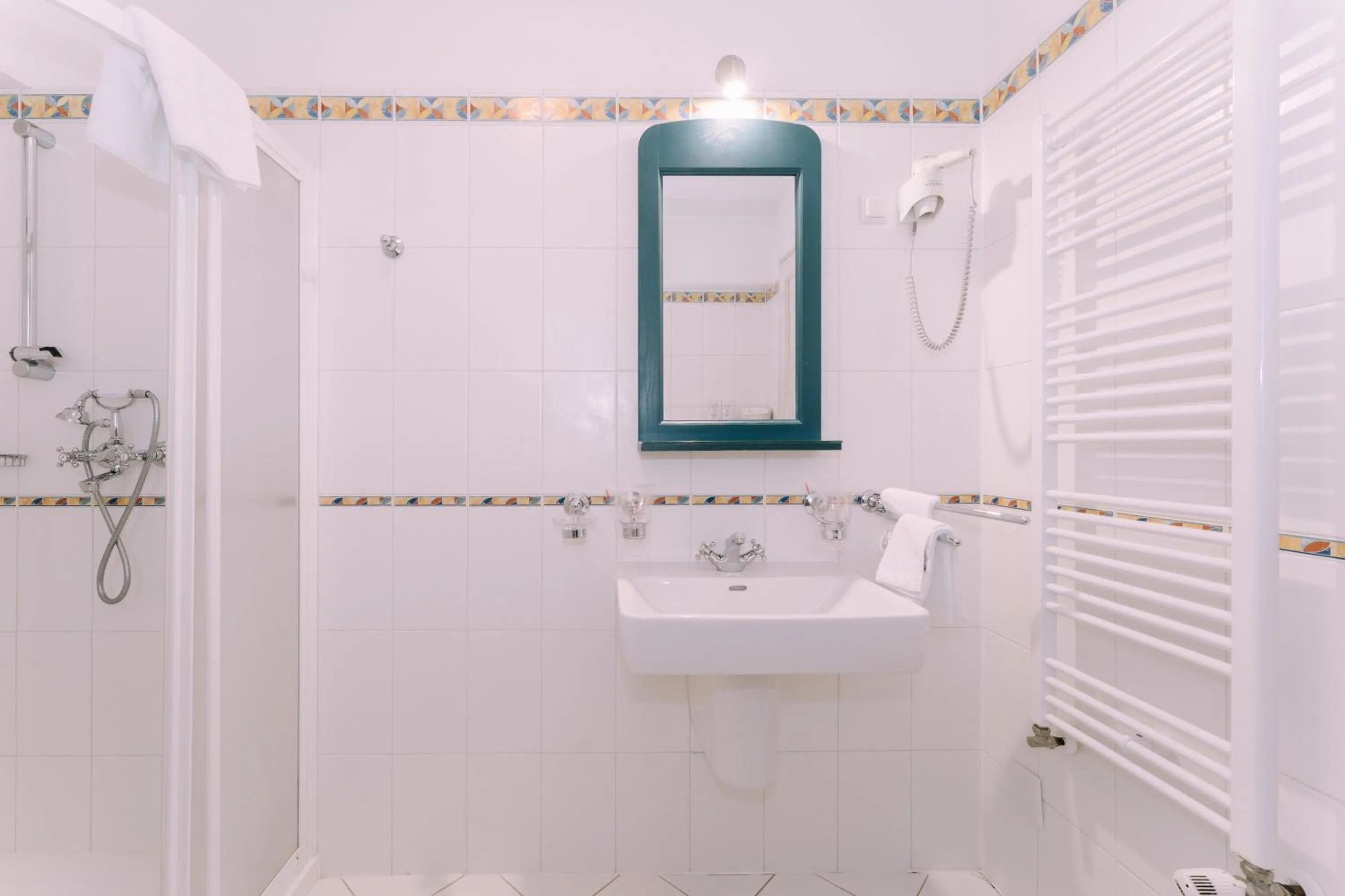 Shower in Hotel Abalone