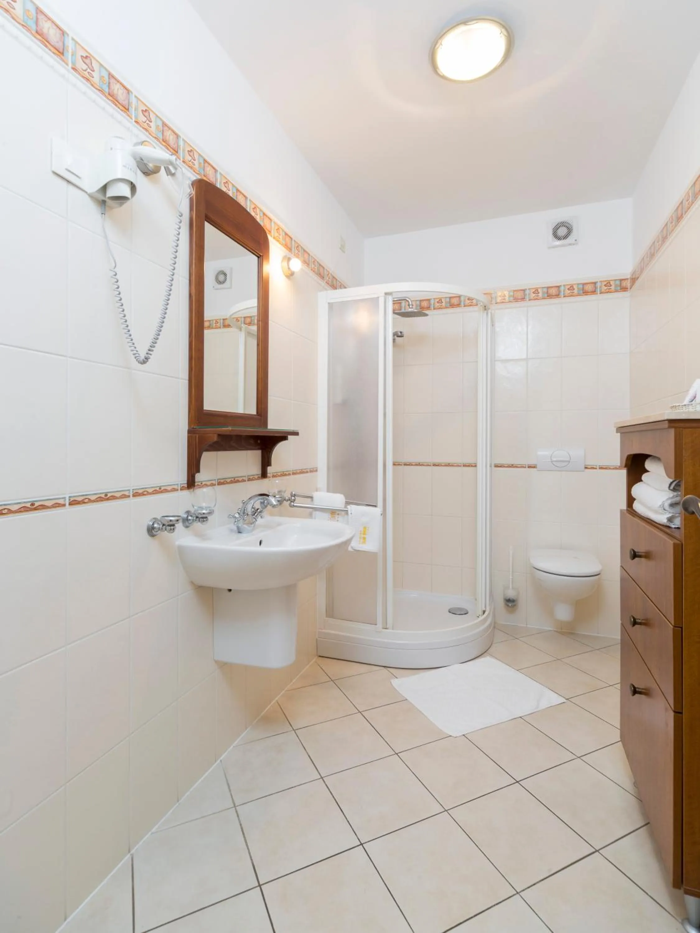 Shower in Hotel Abalone