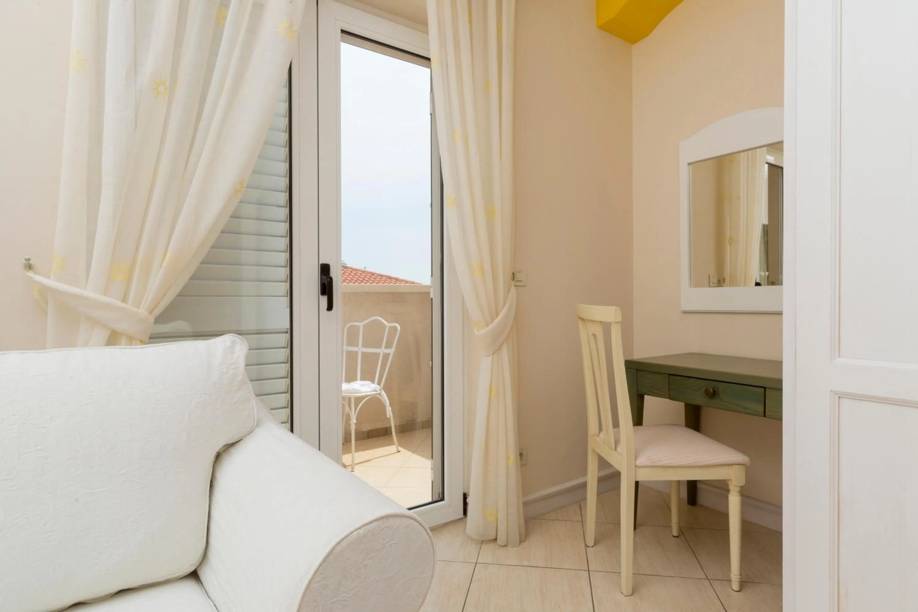 Photo of the whole room, Bed in Hotel Abalone