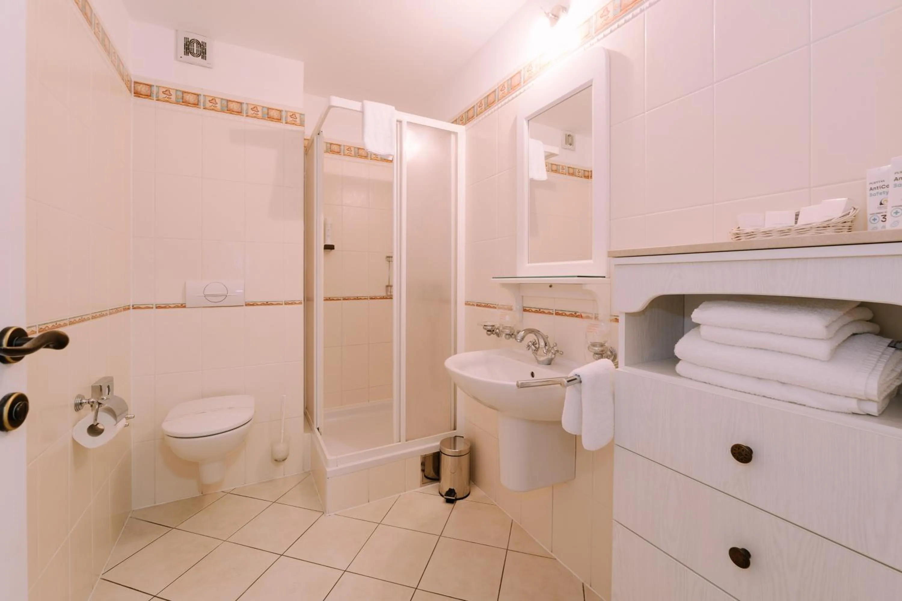 Shower in Hotel Abalone