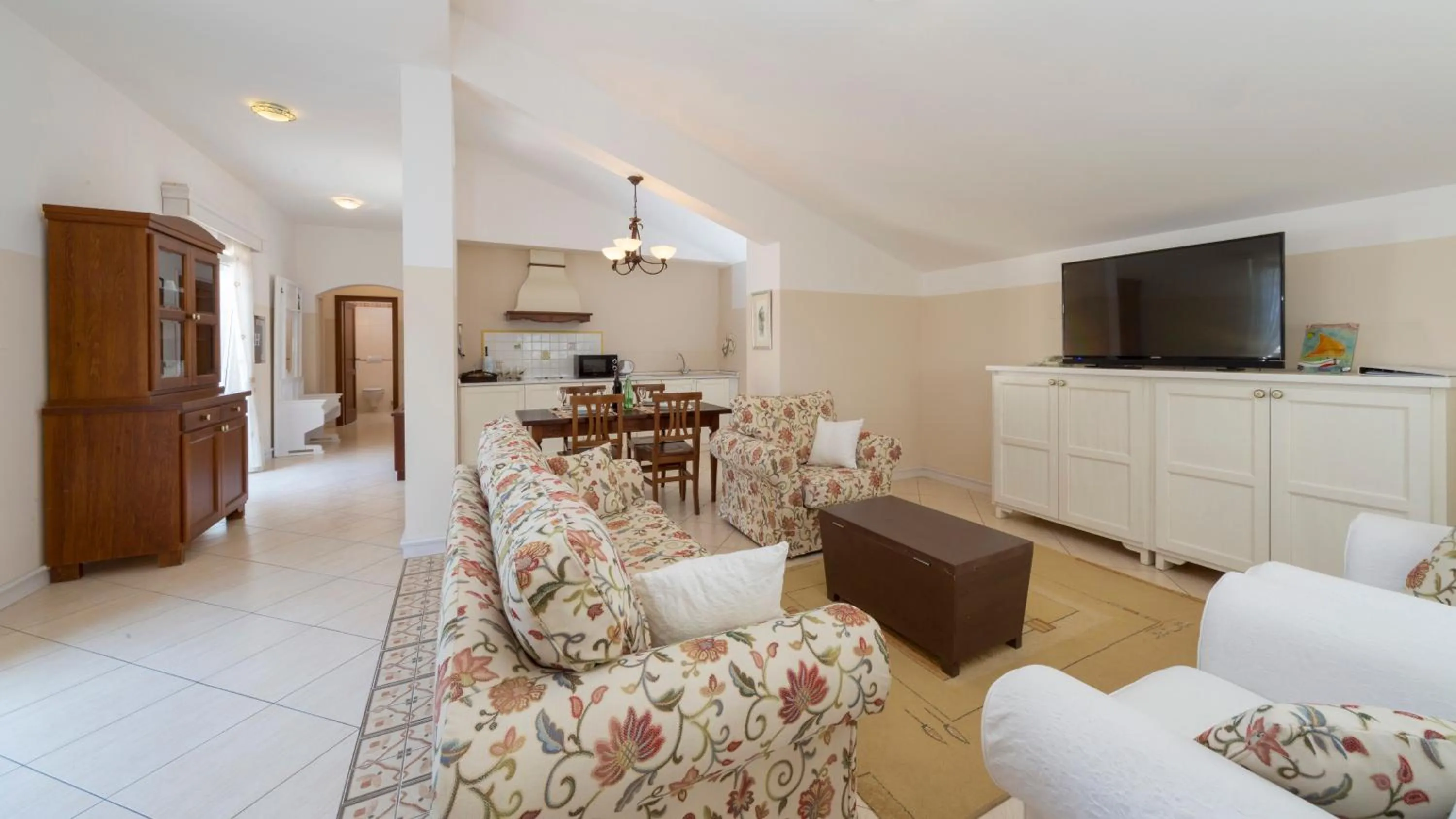 TV and multimedia in Hotel Abalone