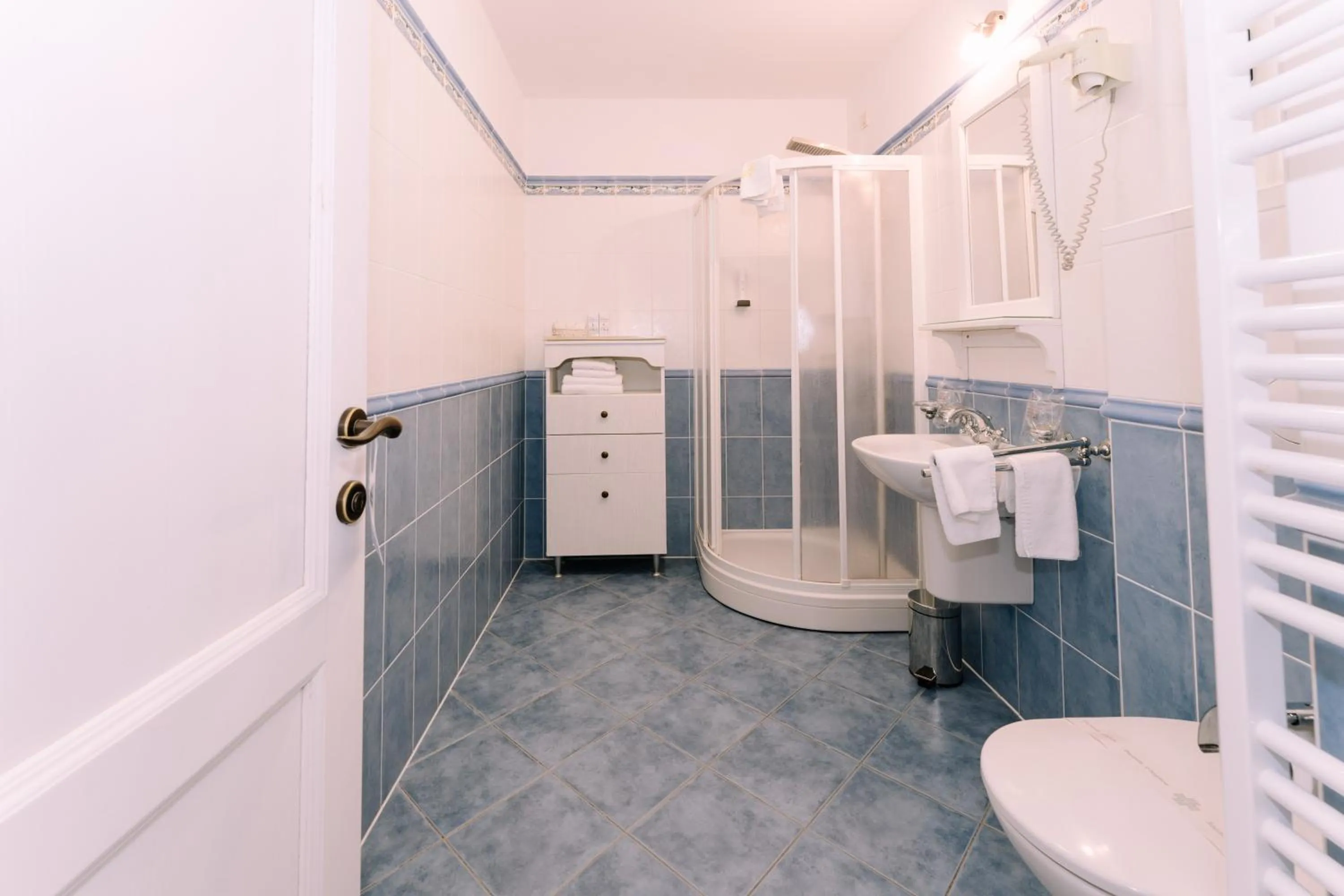 Shower in Hotel Abalone