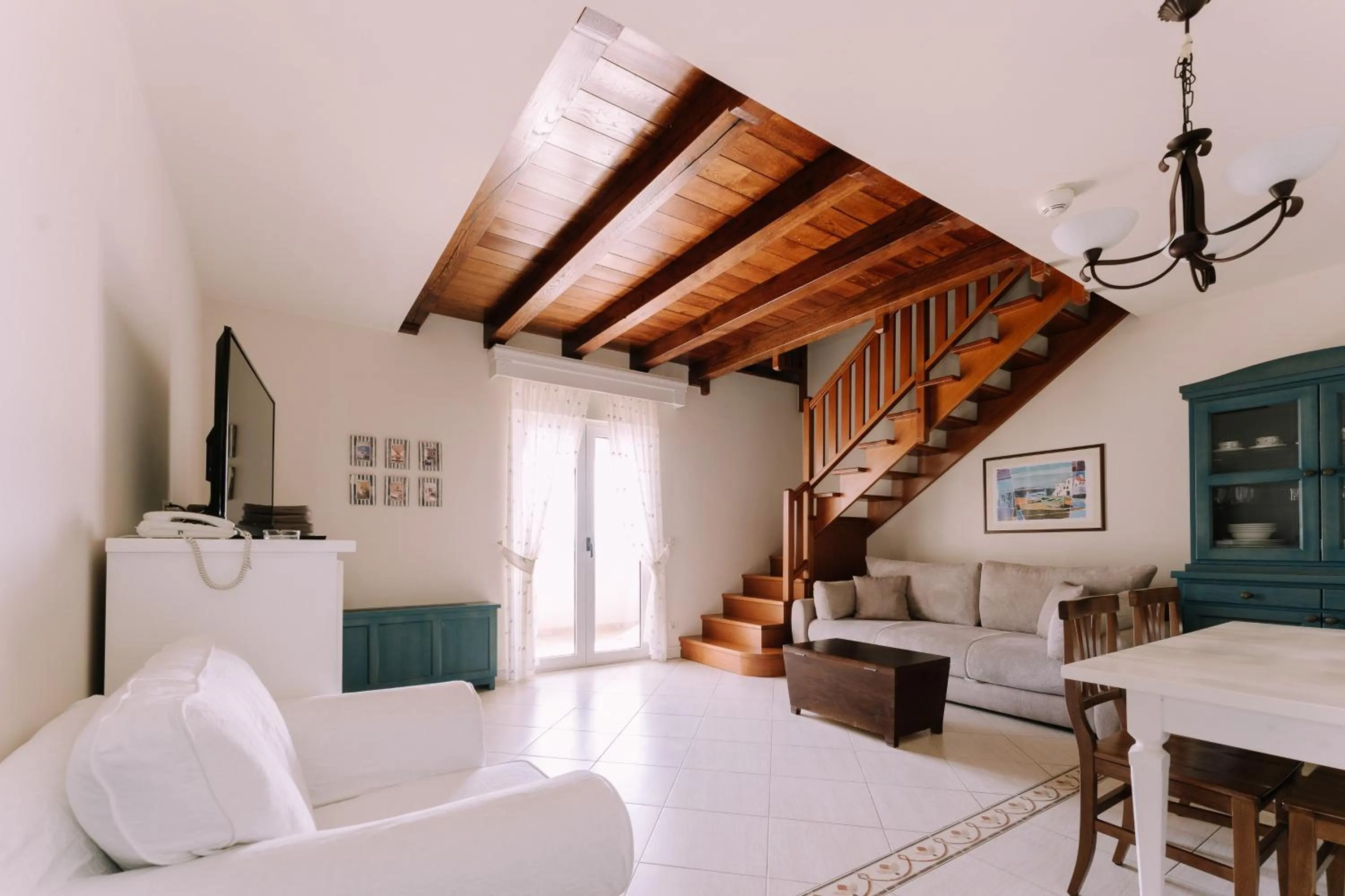 Living room, Bed in Hotel Abalone