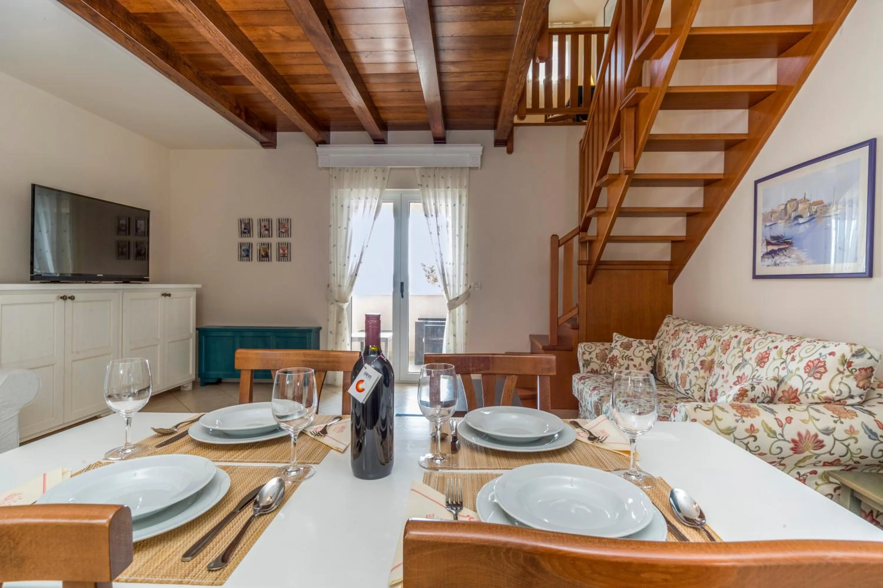 TV and multimedia in Hotel Abalone