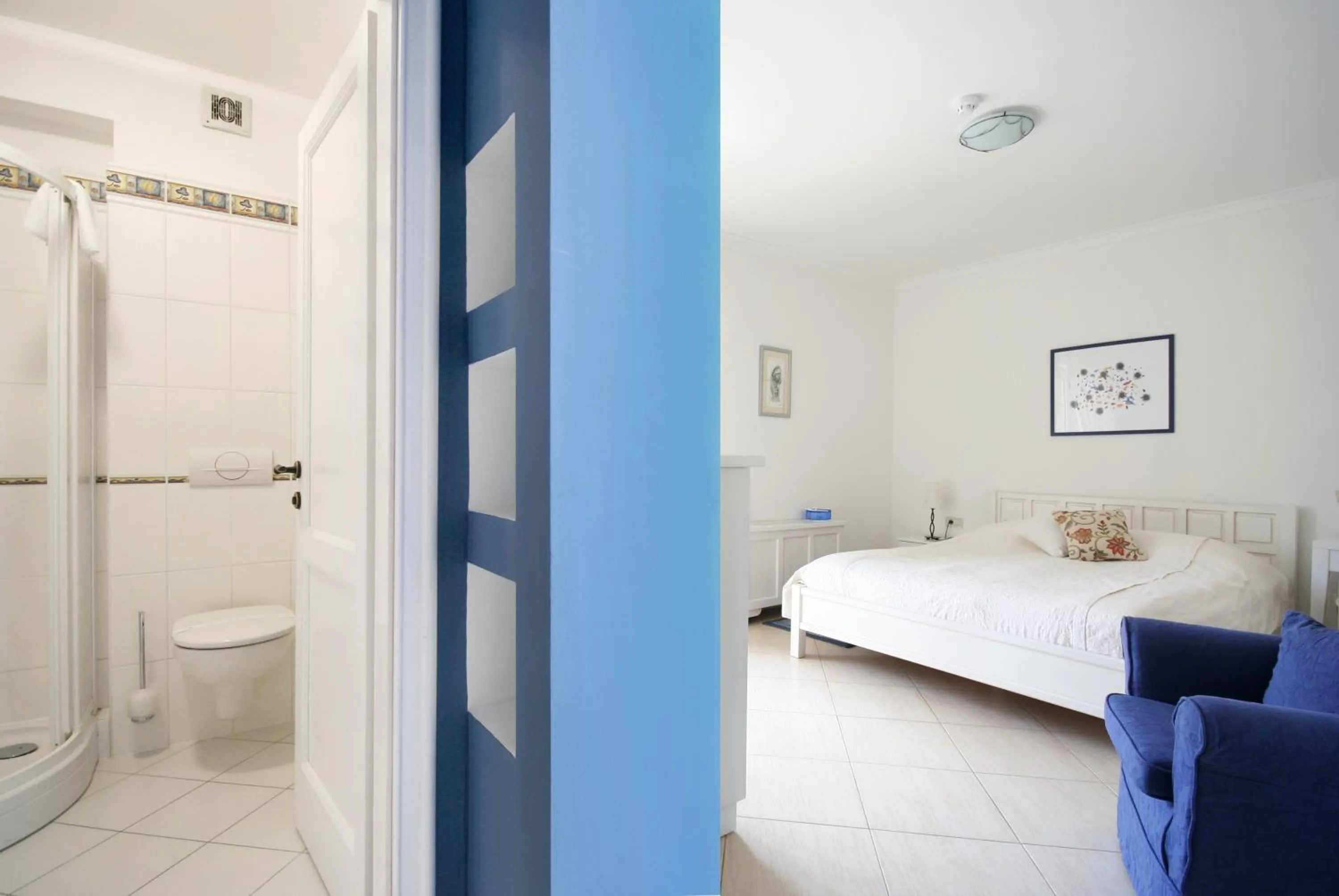 Shower, Bed in Hotel Abalone