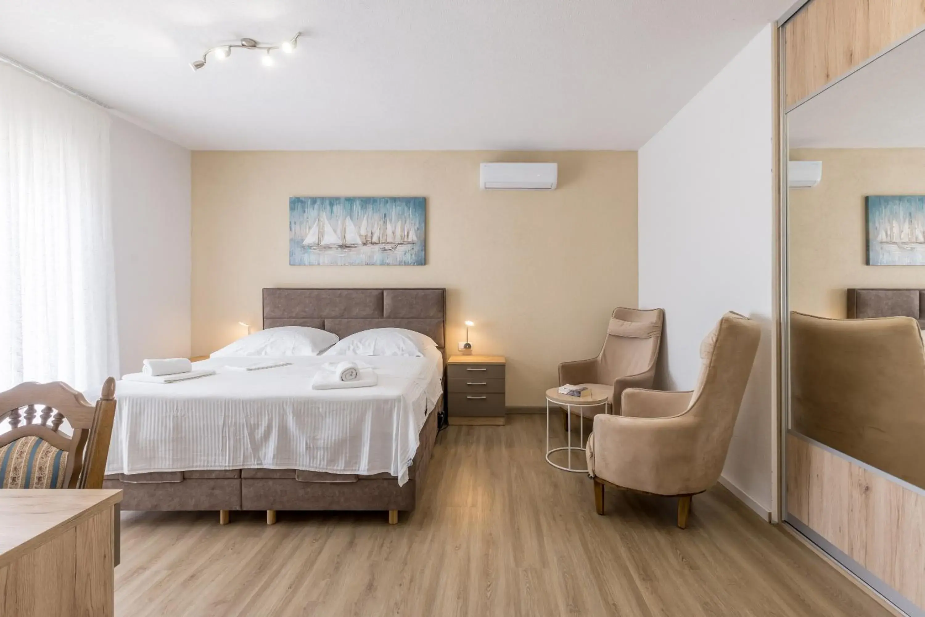 Deluxe Double Room with Balcony and Sea View in Bed & Breakfast Senator Deluxe Double Room with Balcony and Sea View in Bed & Breakfast Senator