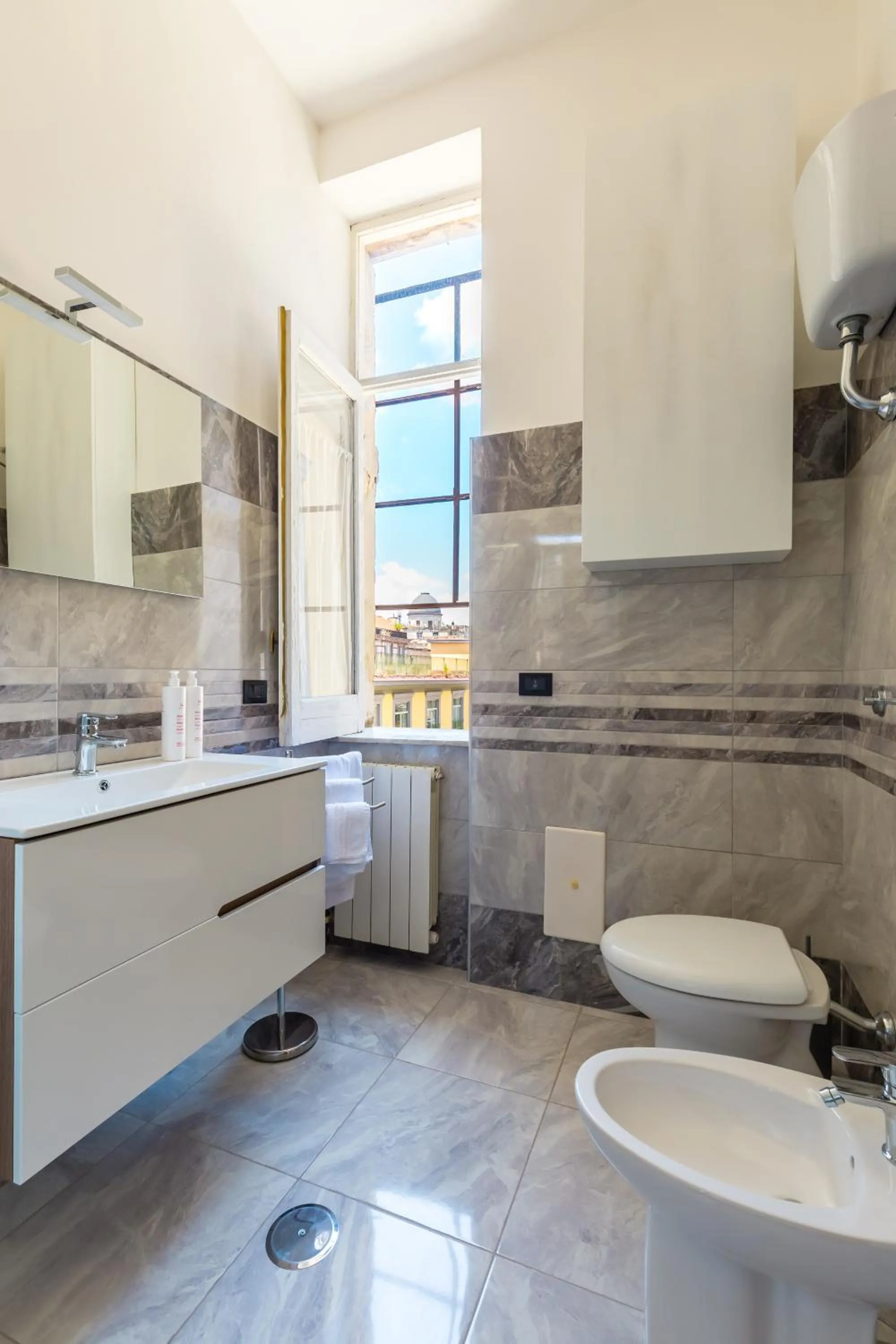 Shower in B&B Antica Napoli