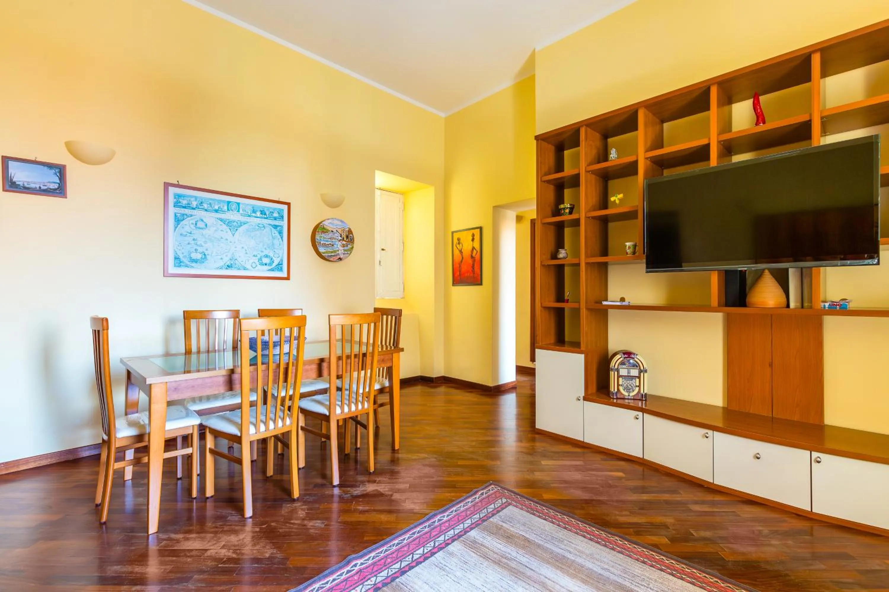 Communal lounge/ TV room in B&B Antica Napoli