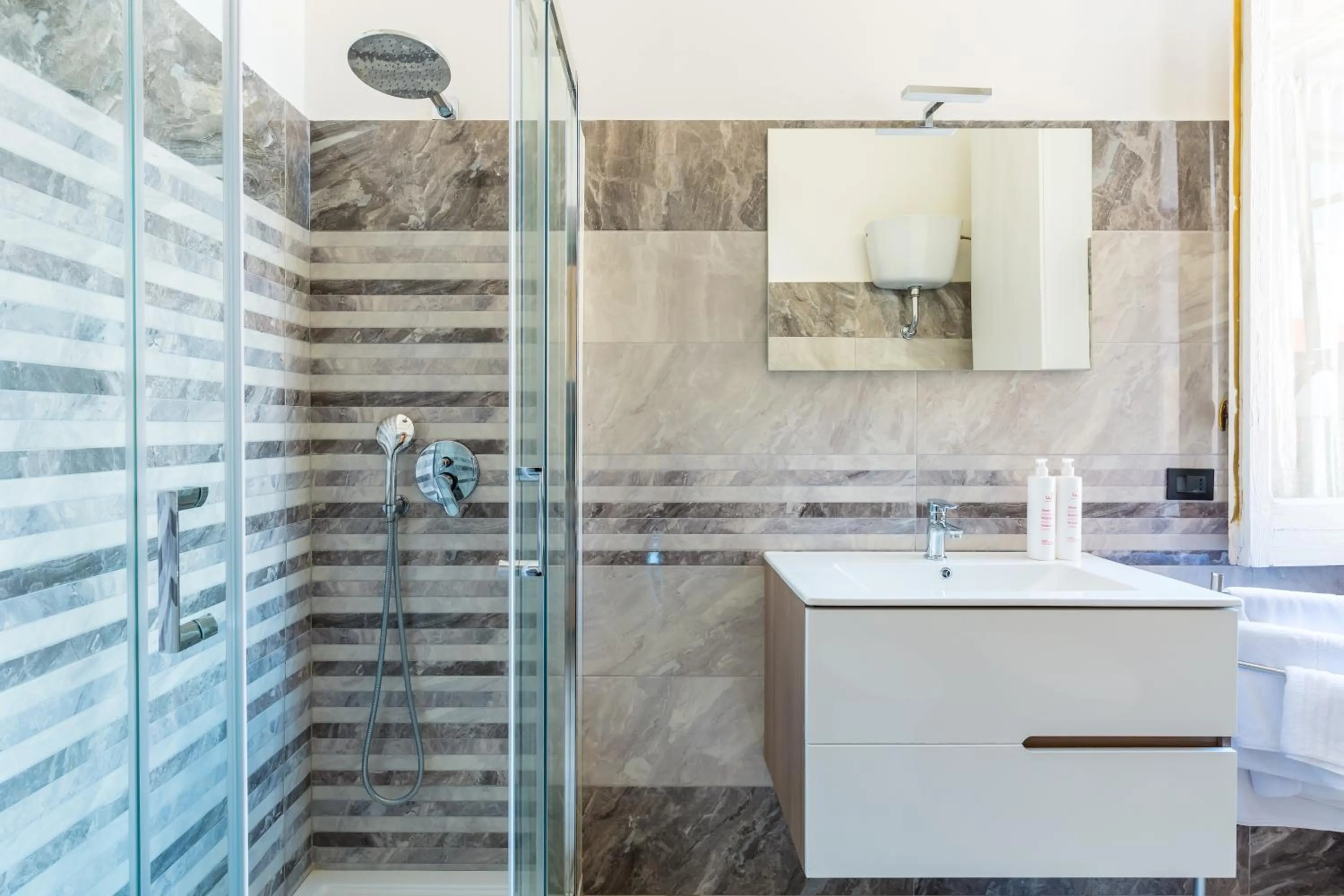 Shower in B&B Antica Napoli