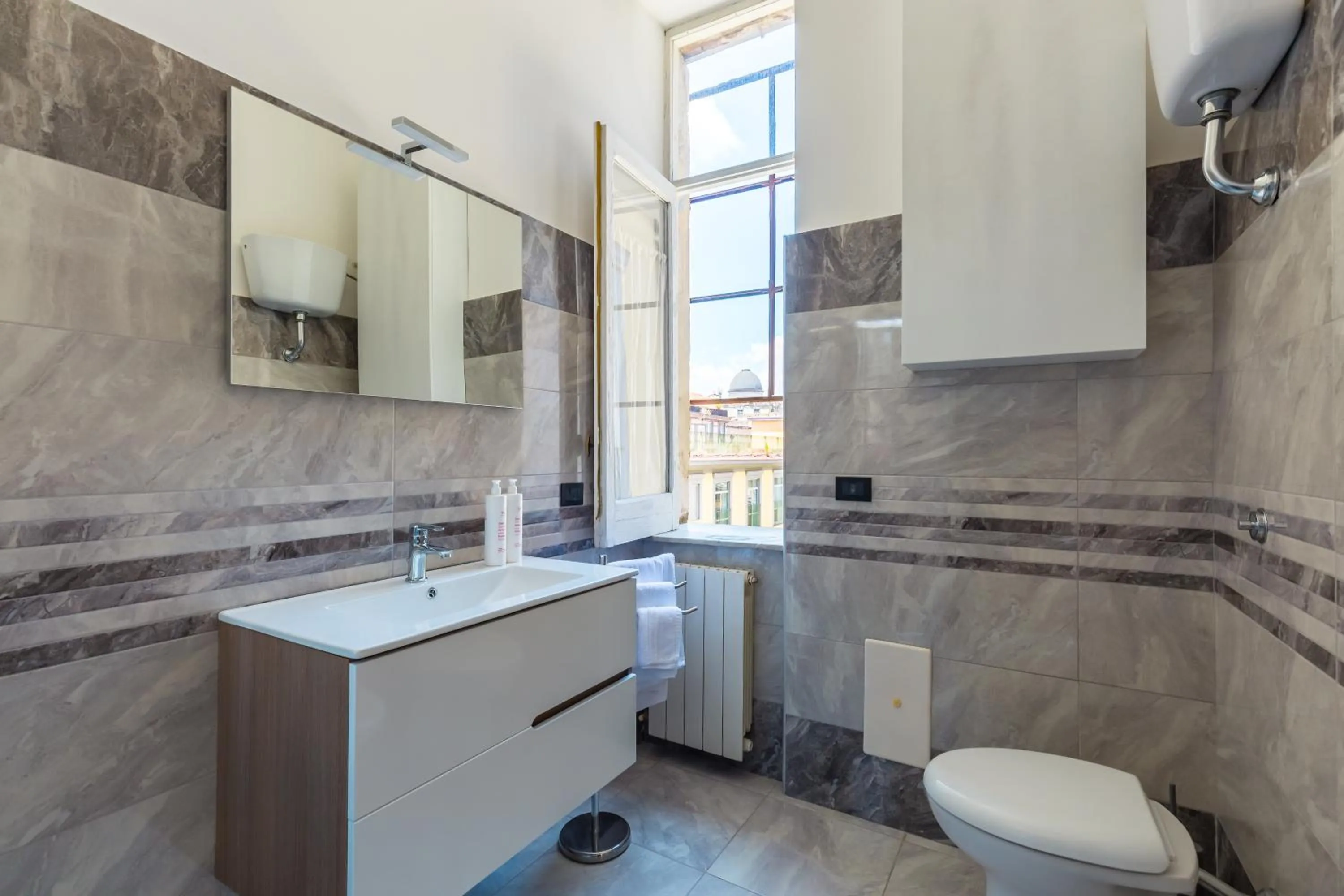 Shower in B&B Antica Napoli