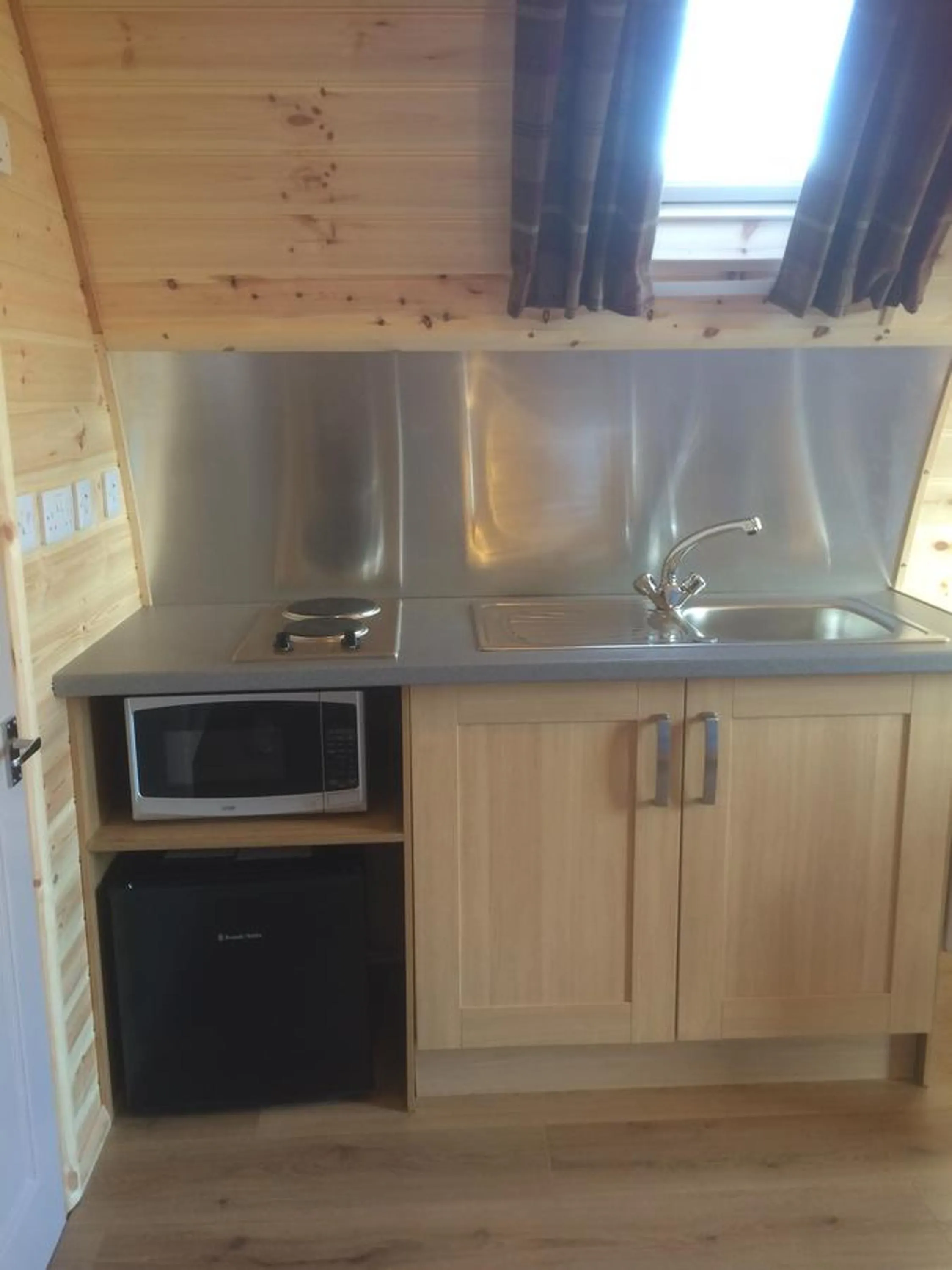Kitchen or kitchenette in Loch Shin Glamping Pods