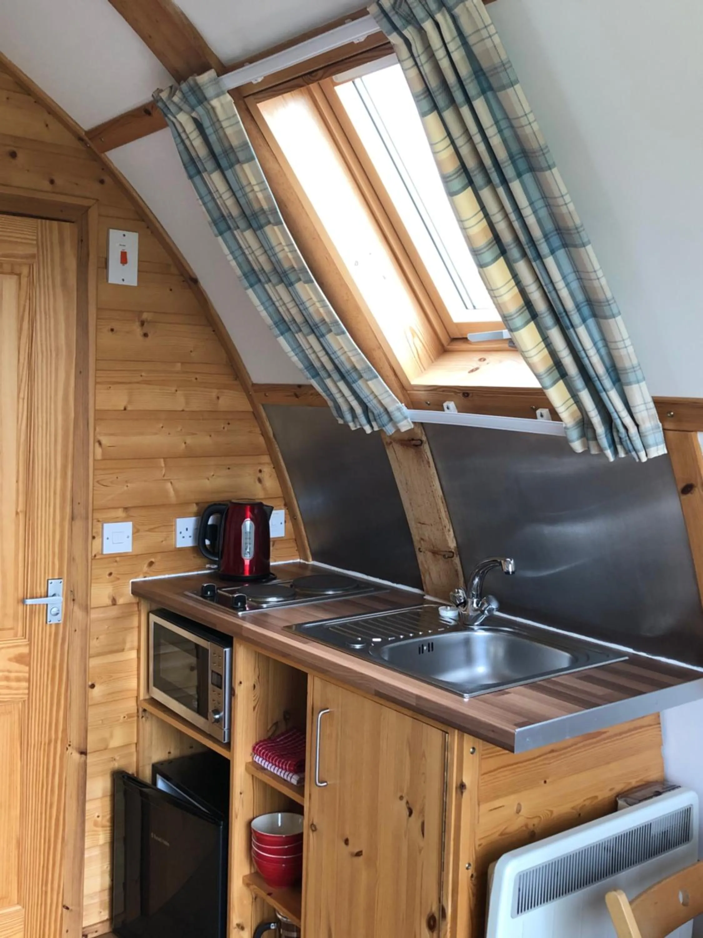 Kitchen or kitchenette in Loch Shin Glamping Pods