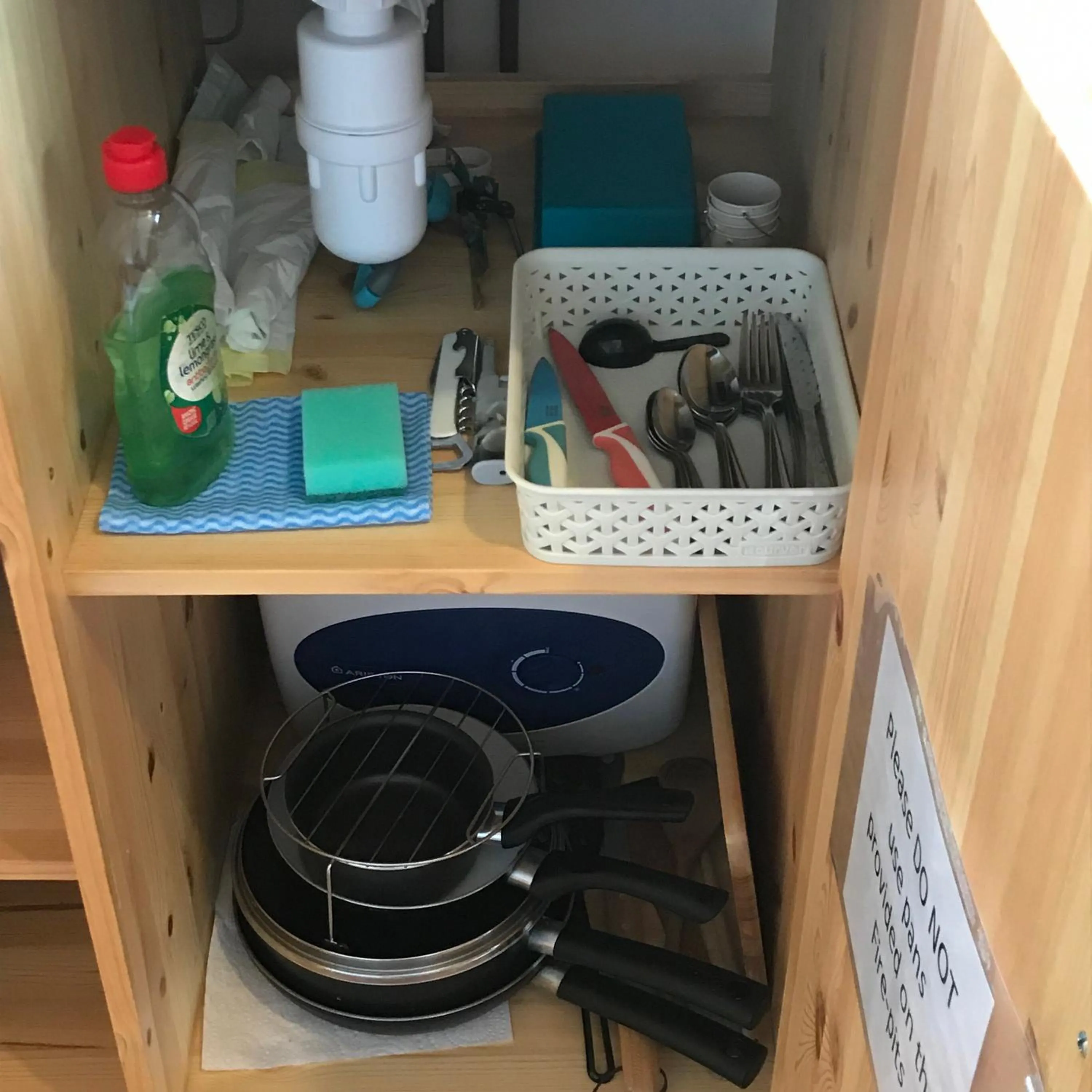 Kitchen or kitchenette in Loch Shin Glamping Pods