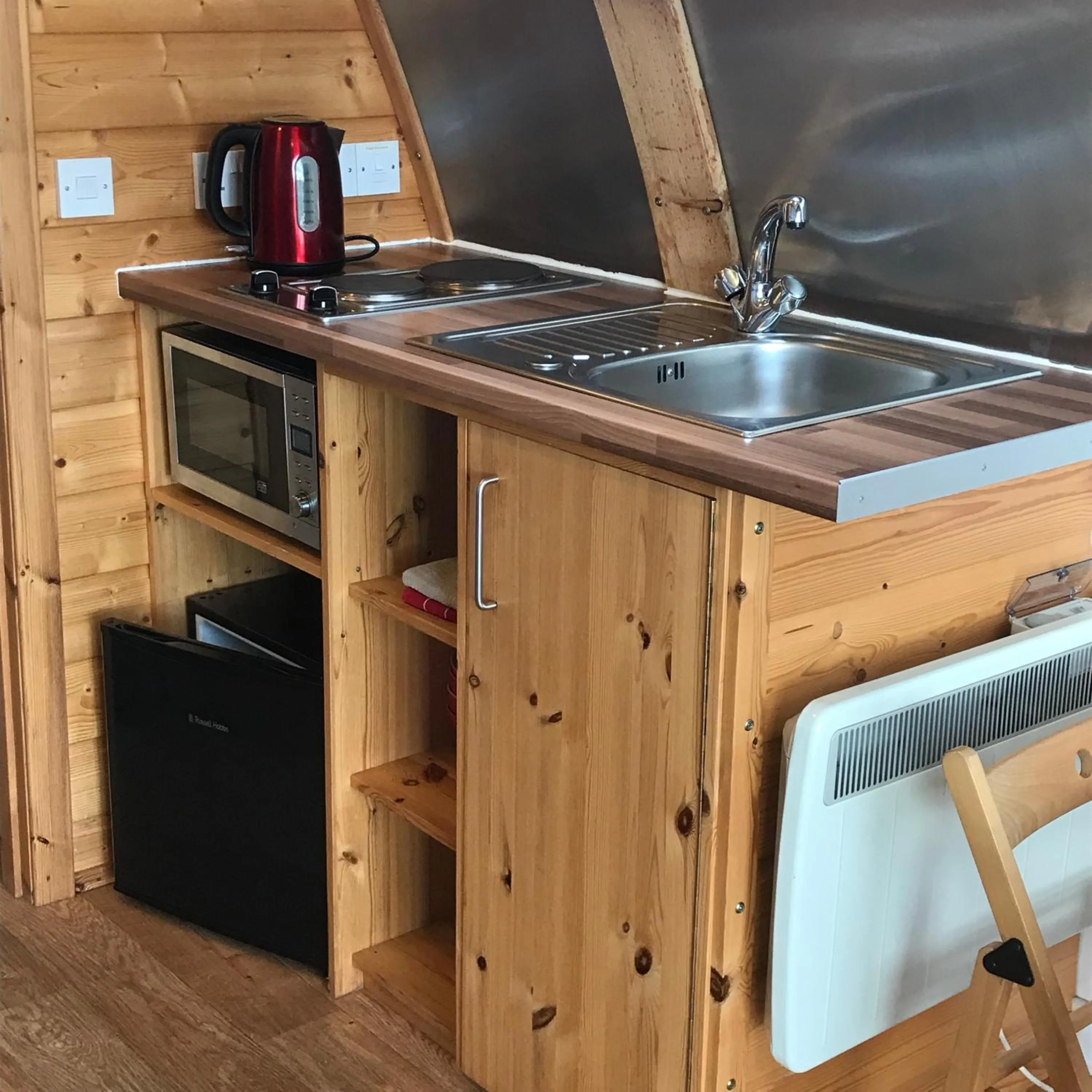 Kitchen or kitchenette in Loch Shin Glamping Pods