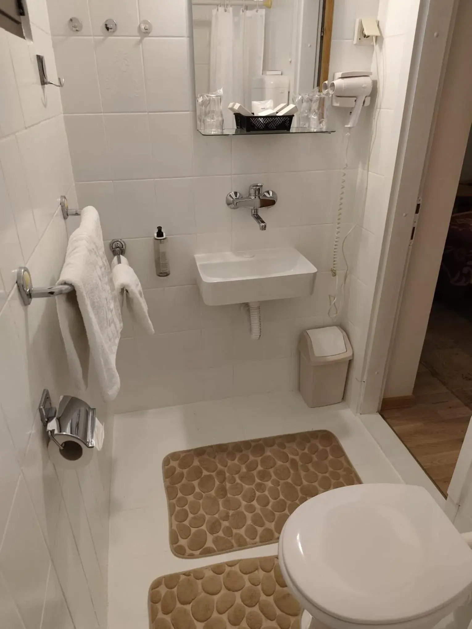 Twin Room with Balcony - single occupancy in Hotel Biser Twin Room with Balcony - single occupancy in Hotel Biser