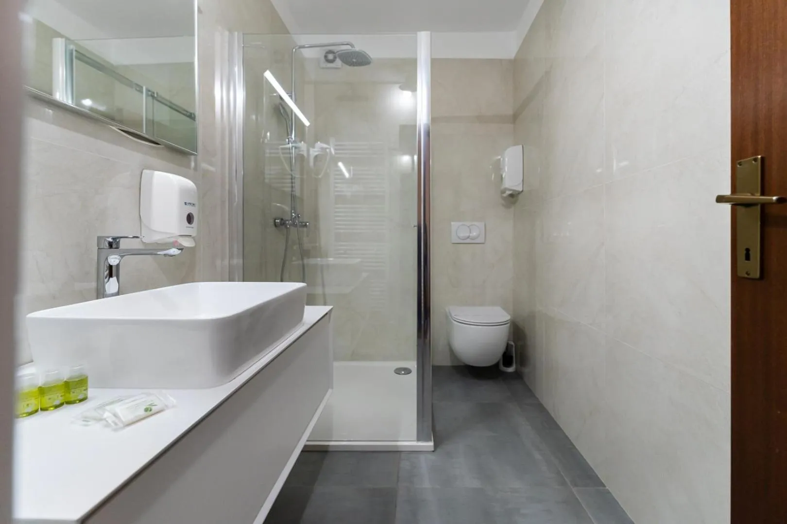 Shower in Hotel Marinko