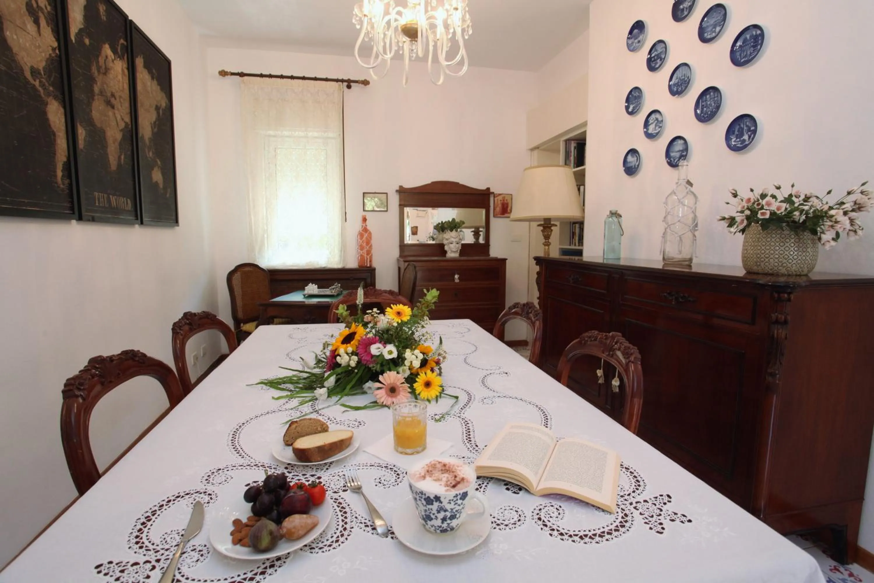 Communal lounge/ TV room in B&B Villa Maiolica