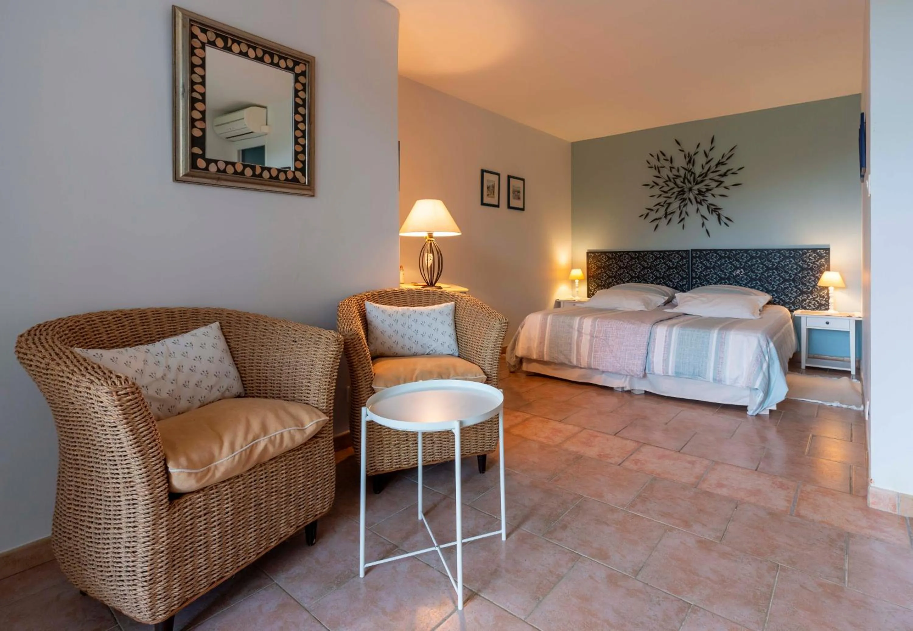 Photo of the whole room, Bed in Mas du Clos de l'Escarrat
