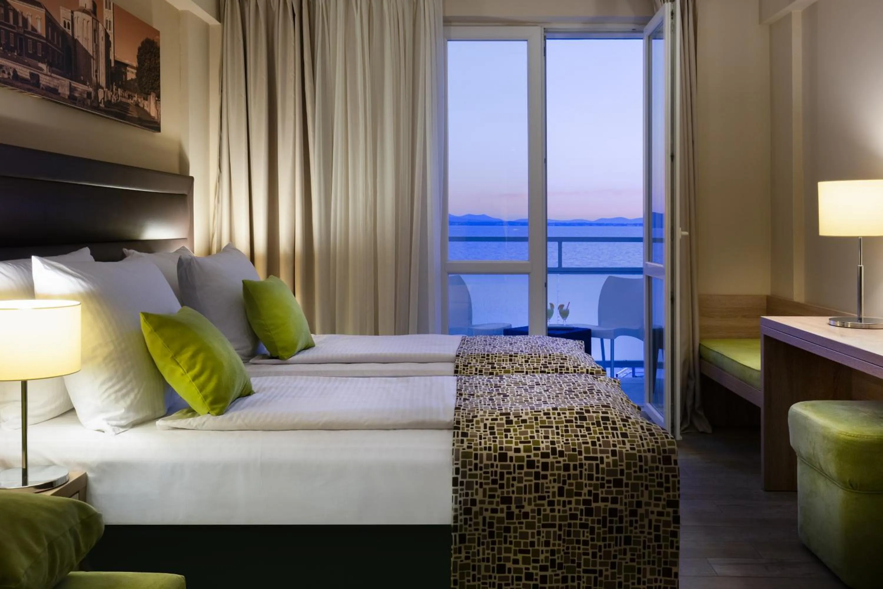 Photo of the whole room, Bed in Hotel Pinija