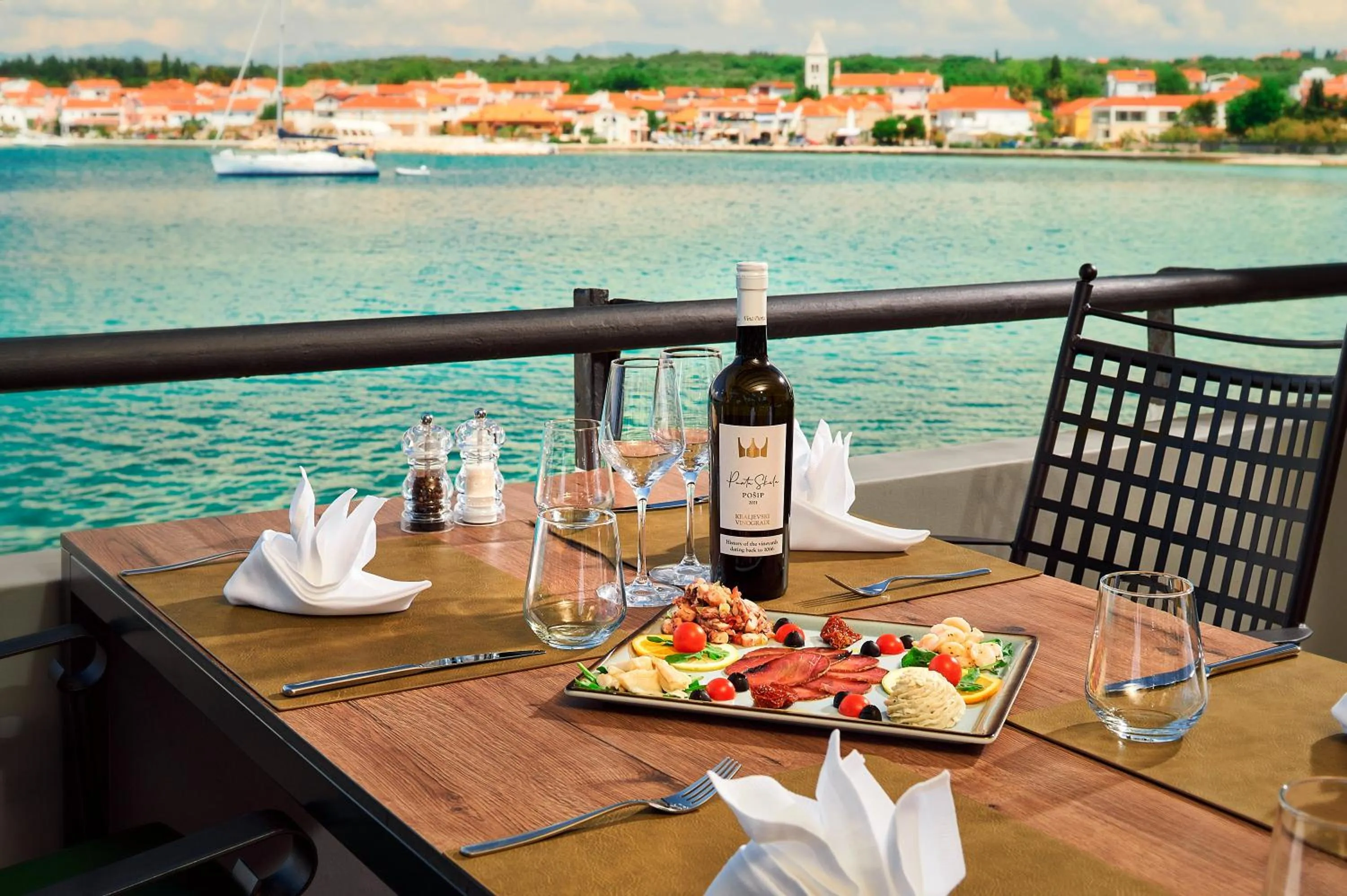 Restaurant/places to eat in Hotel Pinija