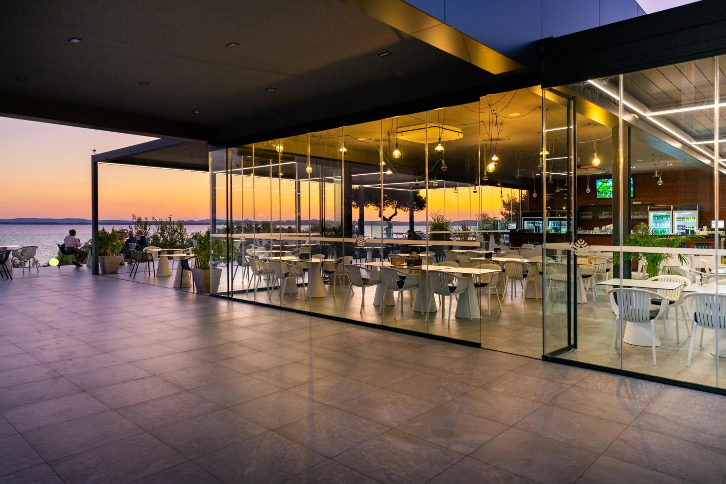 Restaurant/places to eat in Hotel Pinija