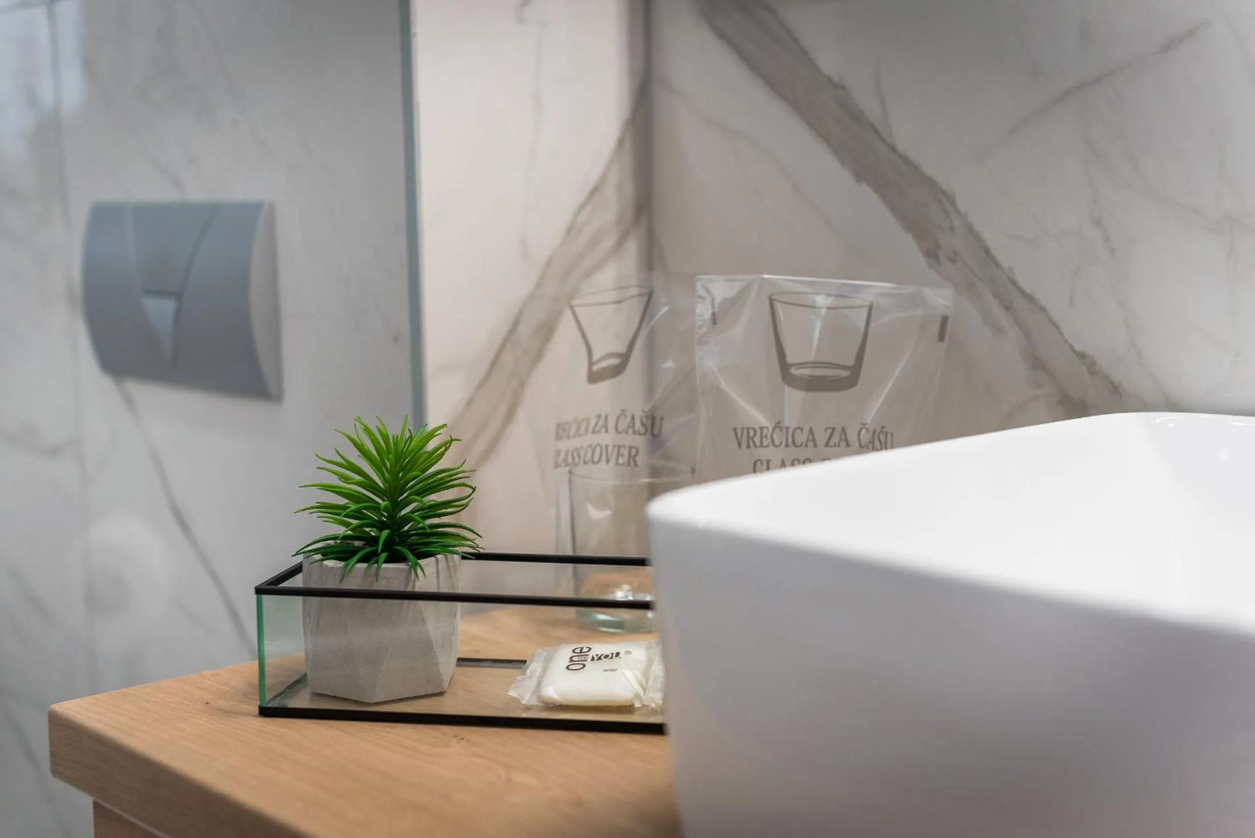 Bathroom, Bed in Hotel Maritimo