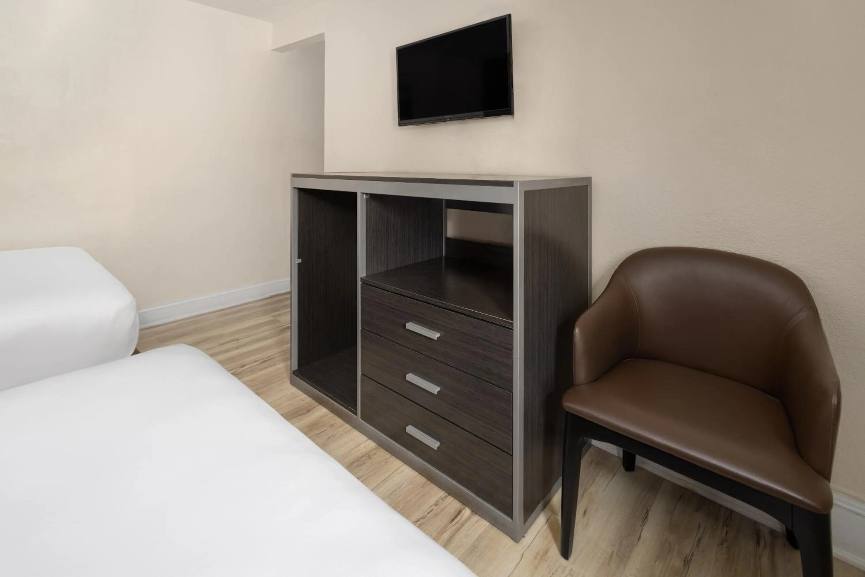 Bed in Wildwood Inn Hotel Beach & Boardwalk